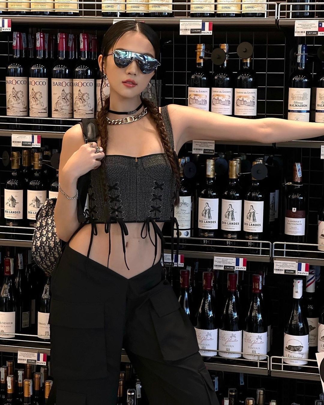 Vòng eo 'siêu thực' giúp cô chinh phục mọi kiểu trang phục. Khả năng biến hóa hình tượng chuẩn 'tắc kè hoa' được giới mộ điệu đánh giá cao