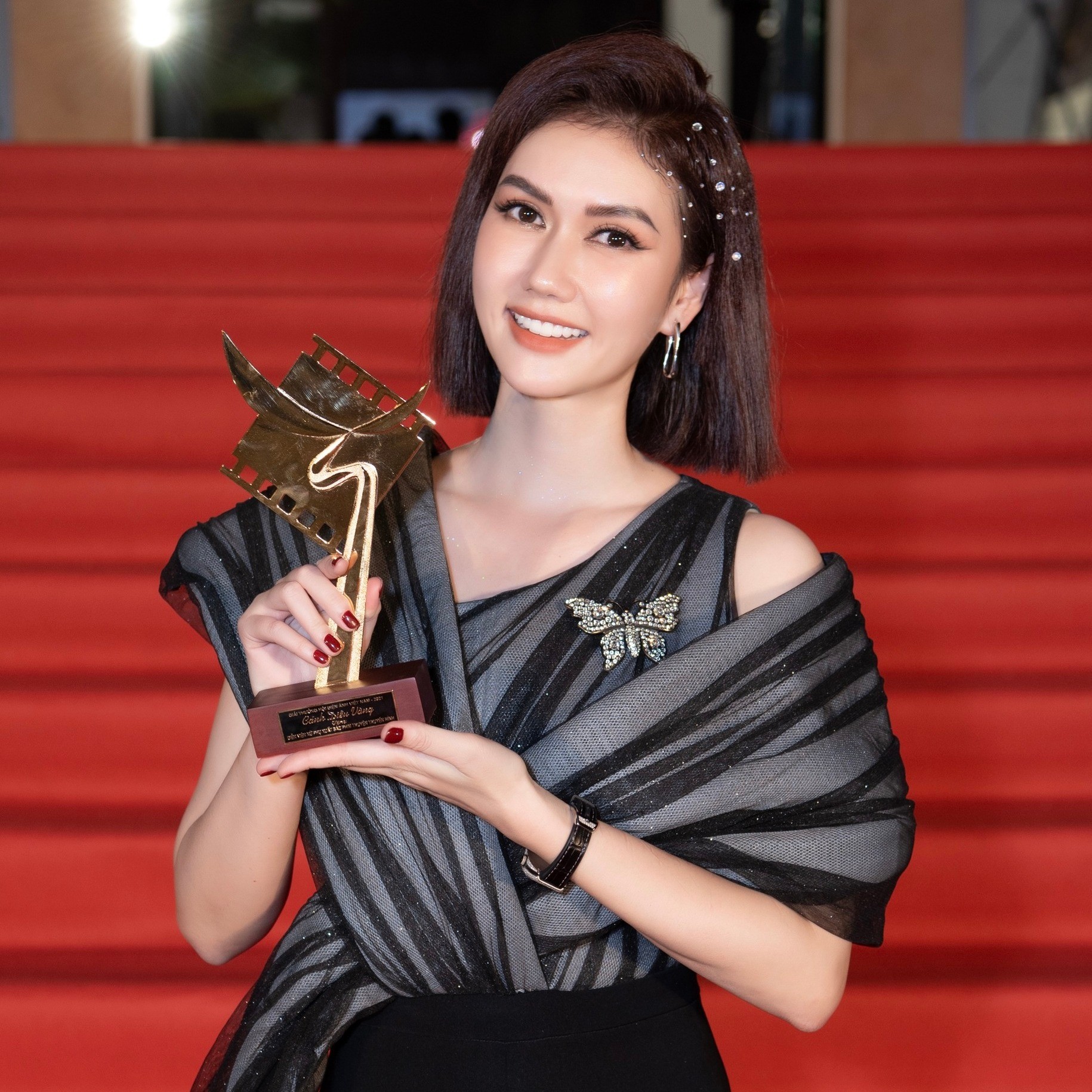 Hương Giang nhận giải Cánh Diều Vàng hạng mục 'Nữ diễn viên phụ xuất sắc nhất'