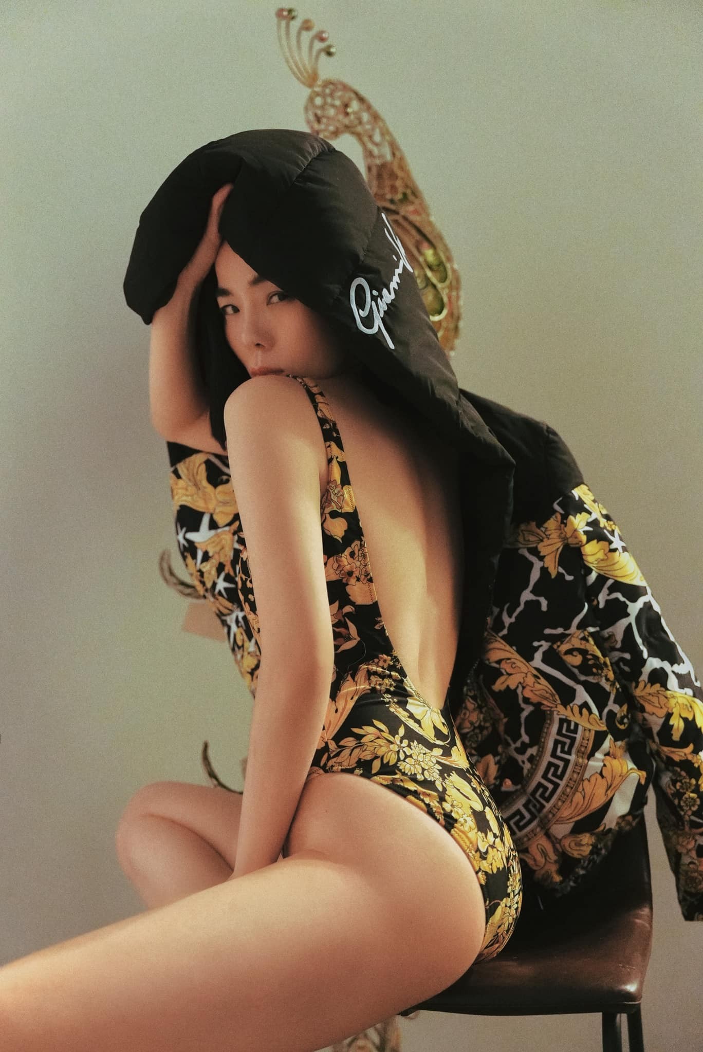 Mẫu monokini của Versace in họa tiết Barocco được Lệ Quyên lăng xê hết mực