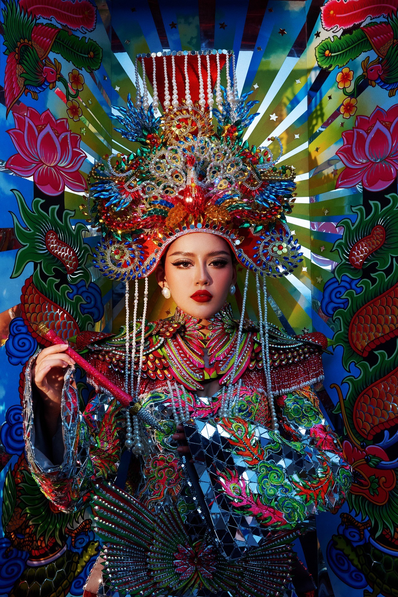 Video: Cận cảnh trang phục dân tộc của Đặng Thanh Ngân tại Miss Supranational - Ảnh 4 Video: Cận cảnh trang phục dân tộc của Đặng Thanh Ngân tại Miss Supranational - Ảnh 4