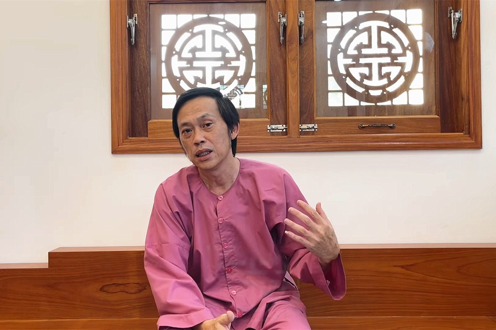 Hoài Linh trong video lên tiếng về việc chậm trễ từ thiện, gửi lời xin lỗi đến khán giả về sự việc gây phản ứng trái chiều 