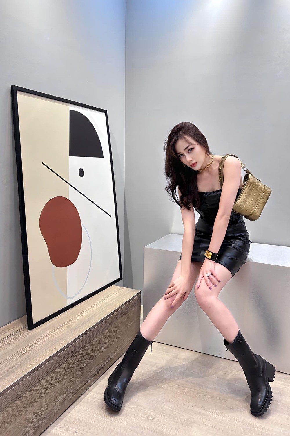 Trước khi trở thành vợ chồng hợp pháp, Phương Oanh và Shark Bình có một năm yêu đương, tìm hiểu. Quãng thời gian này cô đối mặt với nhiều chỉ trích 