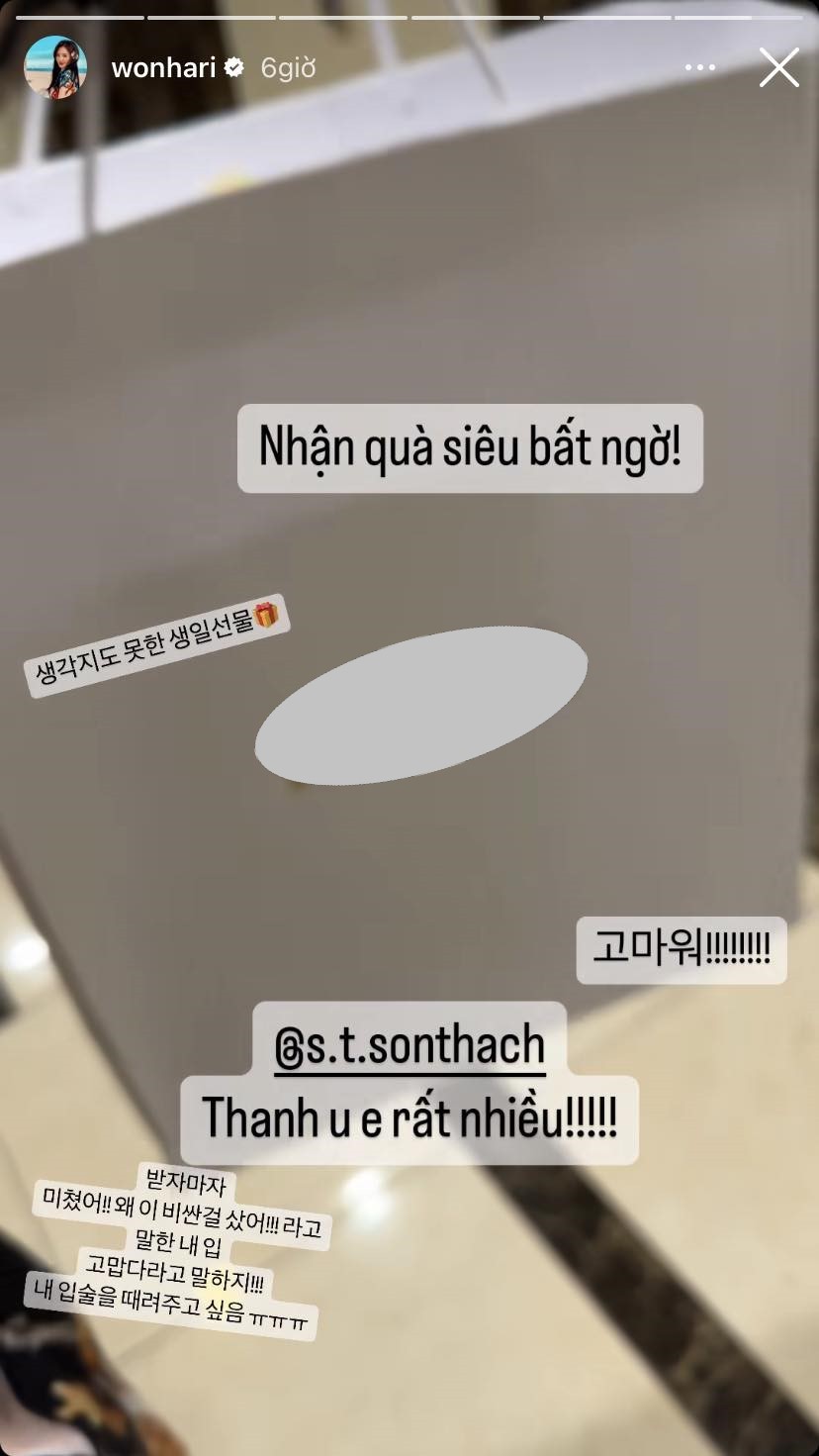 Hari Won vui mừng khi nhận được một món quà đặc biệt từ S.T Sơn Thạch Hari Won vui mừng khi nhận được một món quà đặc biệt từ S.T Sơn Thạch