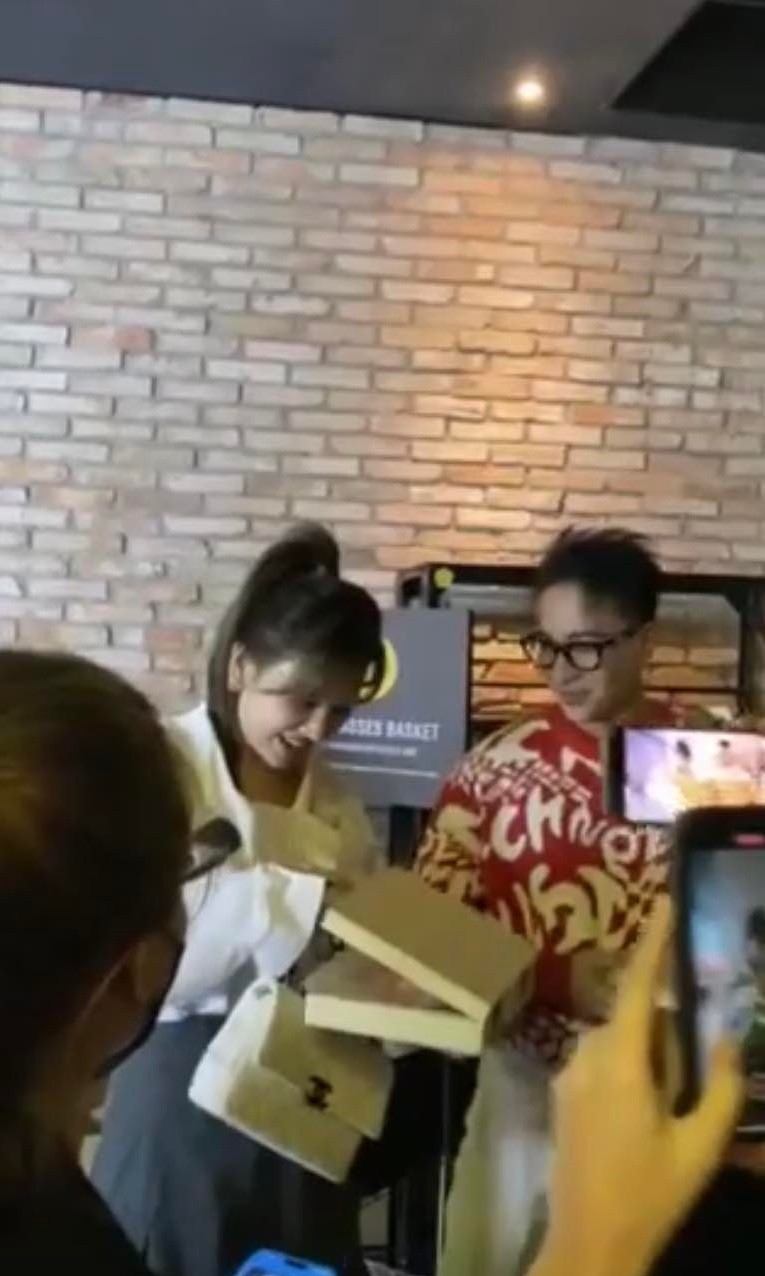 S.T Sơn Thạch đã tự tay làm socola để tặng cho Hari Won vào dịp lễ tình nhân S.T Sơn Thạch đã tự tay làm socola để tặng cho Hari Won vào dịp lễ tình nhân