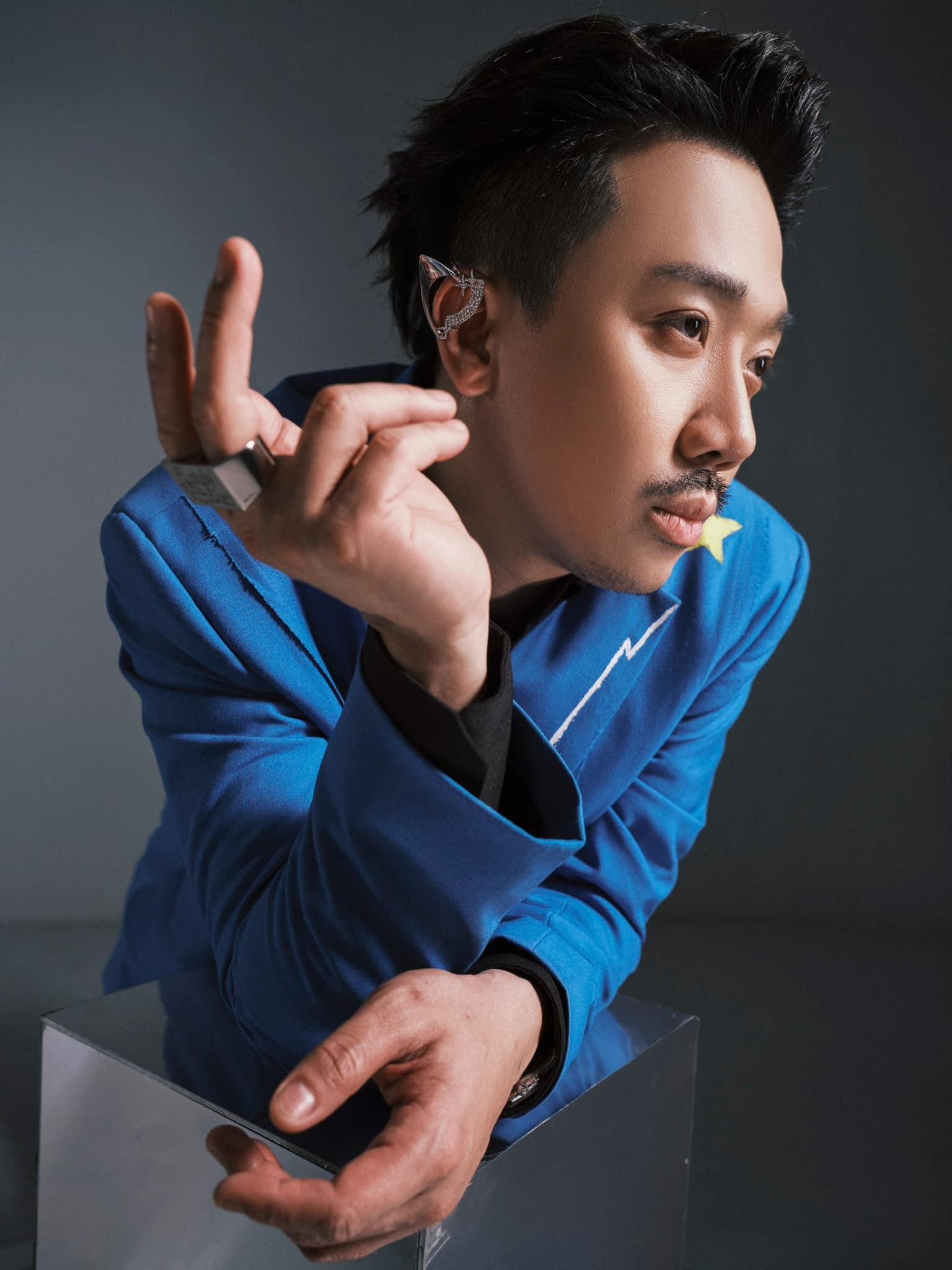 Ở thời điểm hiện tại, Trấn Thành dần thay đổi hình tượng. Anh chăm thử sức trong các tạo hình từ lịch lãm đến cool ngầu, bụi phủi