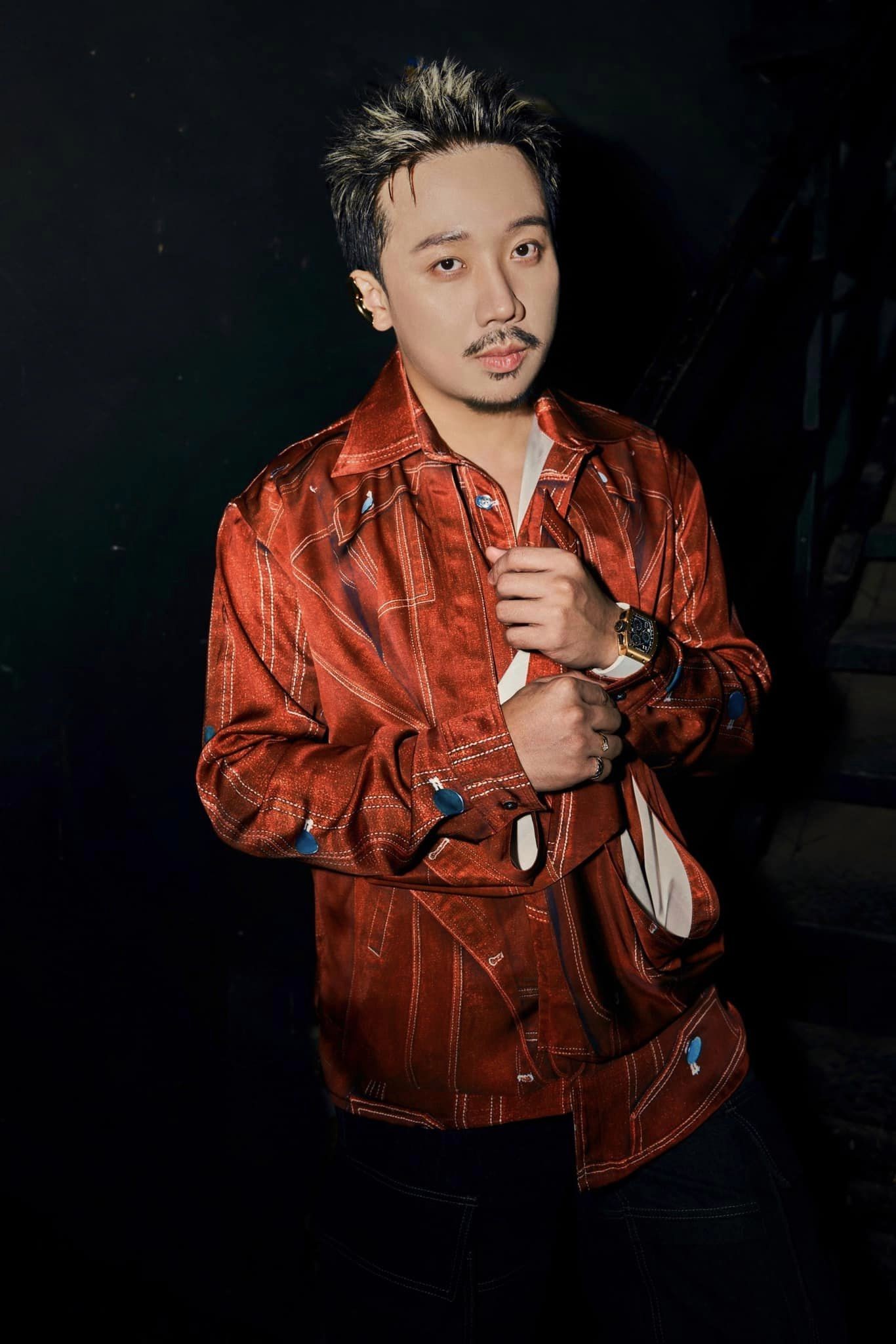 Dù không tiết lộ mức cát-xê, nhưng nhiều người trong nghề chia sẻ Trấn Thành có mức thu nhập 'khủng'. Anh chi mạnh tay cho những món đồ hiệu đắt đỏ 