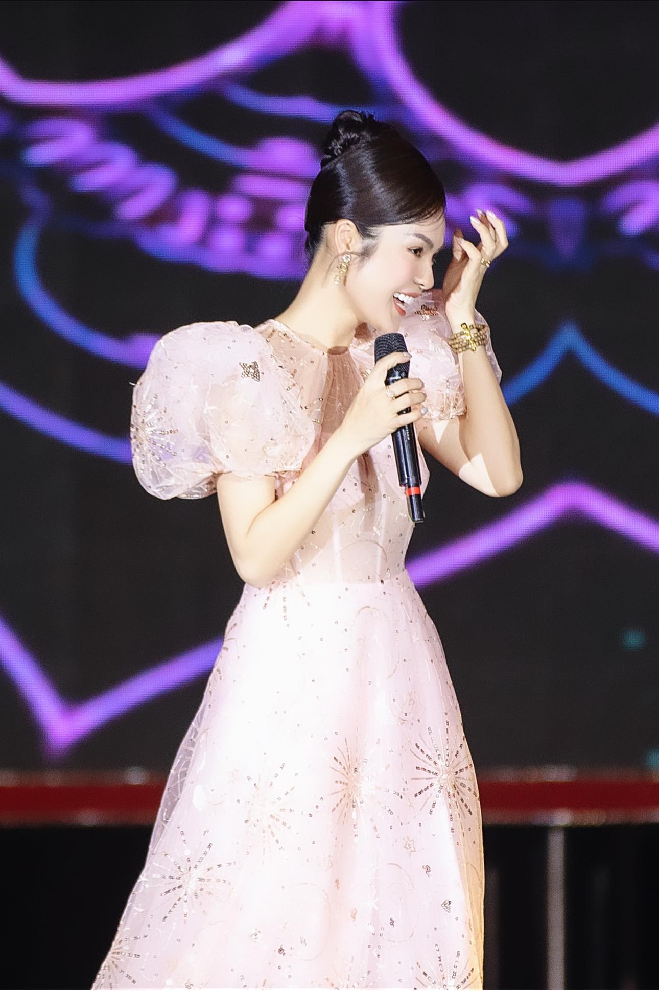 Dương Cẩm Lynh chăm chỉ làm việc, thậm chí phải bán nhà, xe và đồ hiệu để gồng gánh các khoản nợ