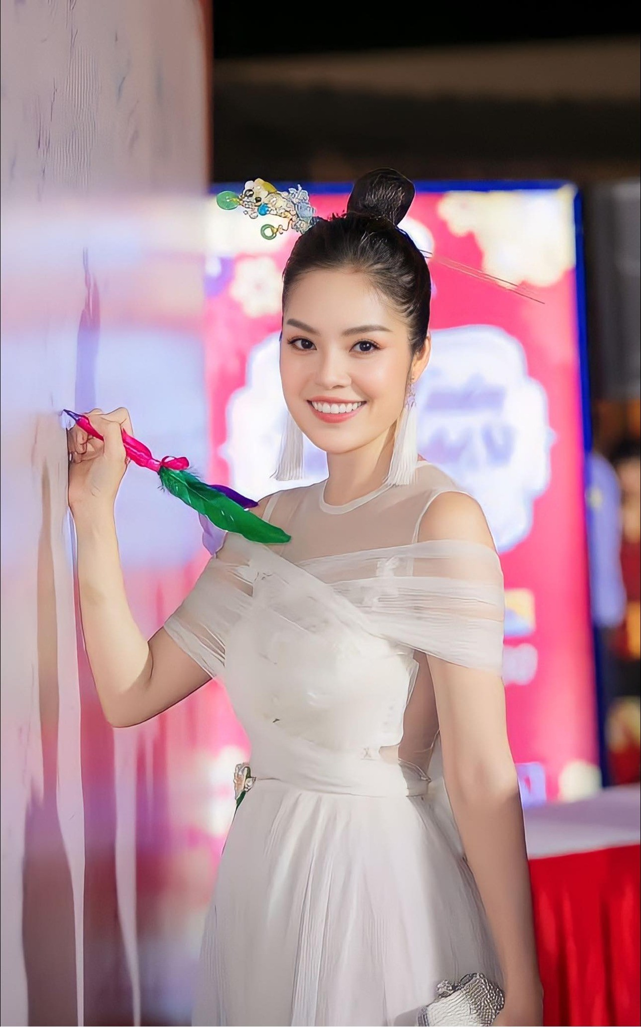 Chia sẻ với Saostar Dương Cẩm Lynh vui vẻ cho biết công việc của cô đang có nhiều chuyển biến tích cực