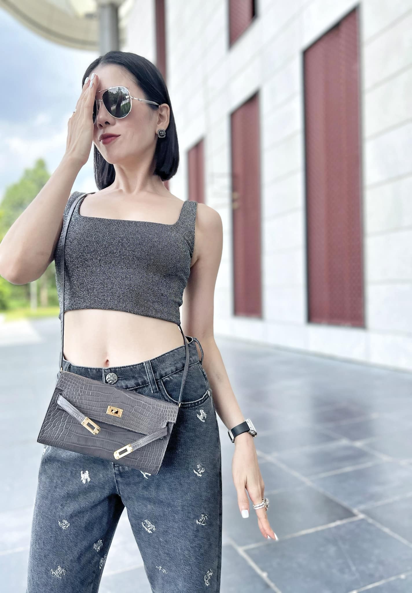 Lệ Quyên chăm diện áo 'tí hon', vòng eo 'siêu thực' khiến gái son chỉ biết ước - Ảnh 3