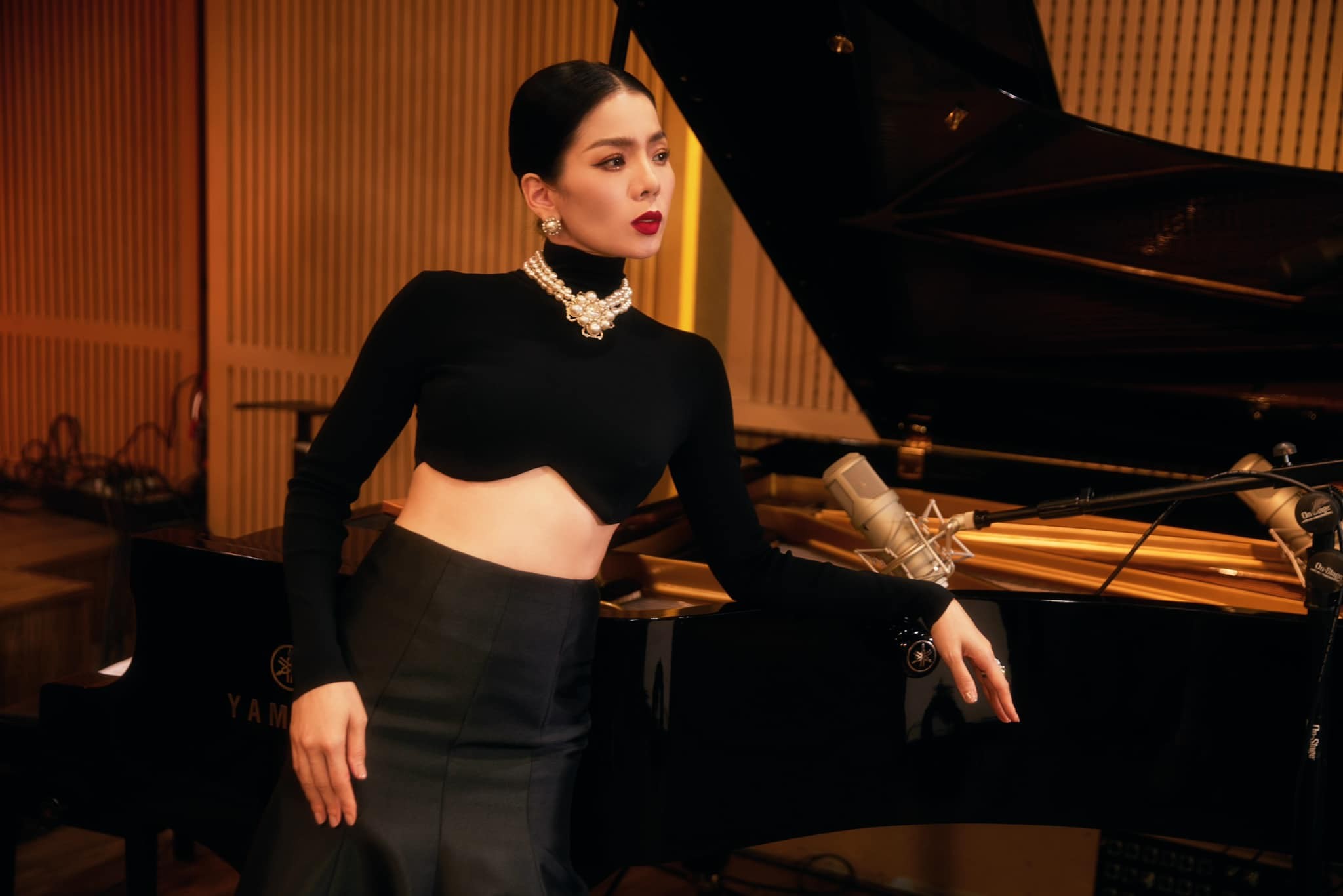 Áo crop top luôn là item được Lệ Quyên lăng xê