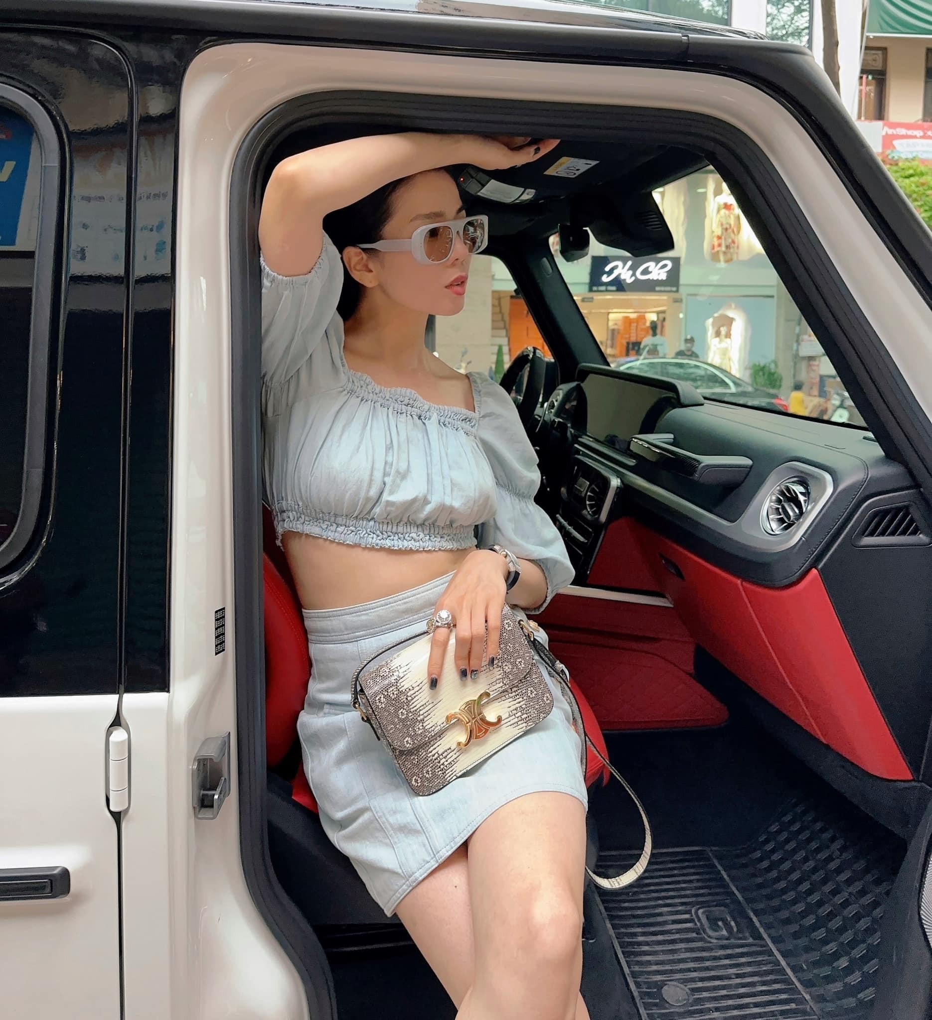 Lệ Quyên hễ xuống phố là dát đồ hiệu