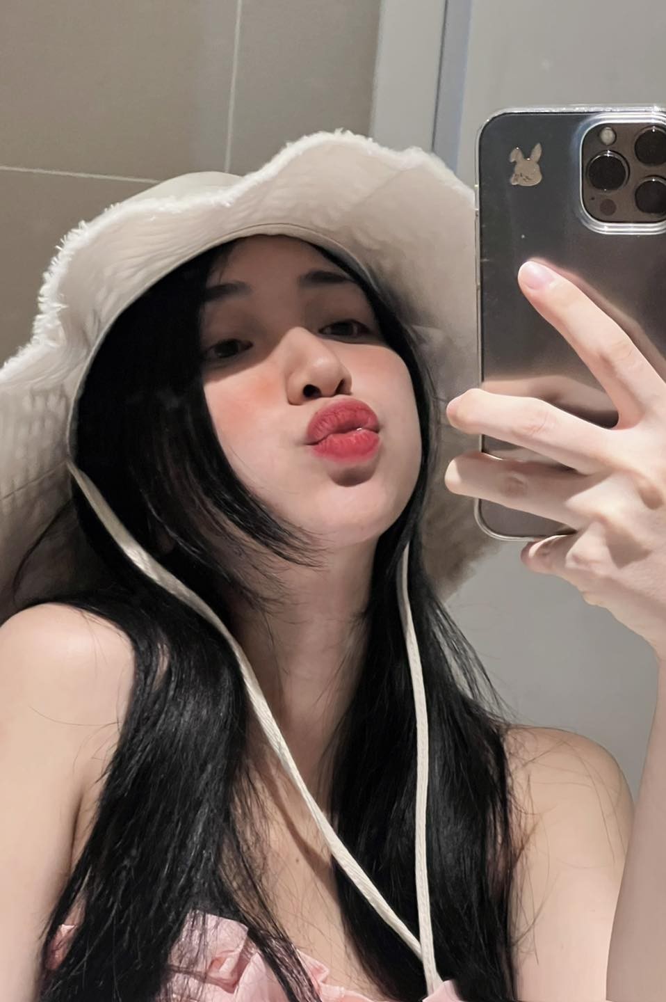 Hòa Minzy chia sẻ hình ảnh sống ảo trước gương, nhan sắc trẻ trung nhận về nhiều khen ngợi Hòa Minzy chia sẻ hình ảnh sống ảo trước gương, nhan sắc trẻ trung nhận về nhiều khen ngợi
