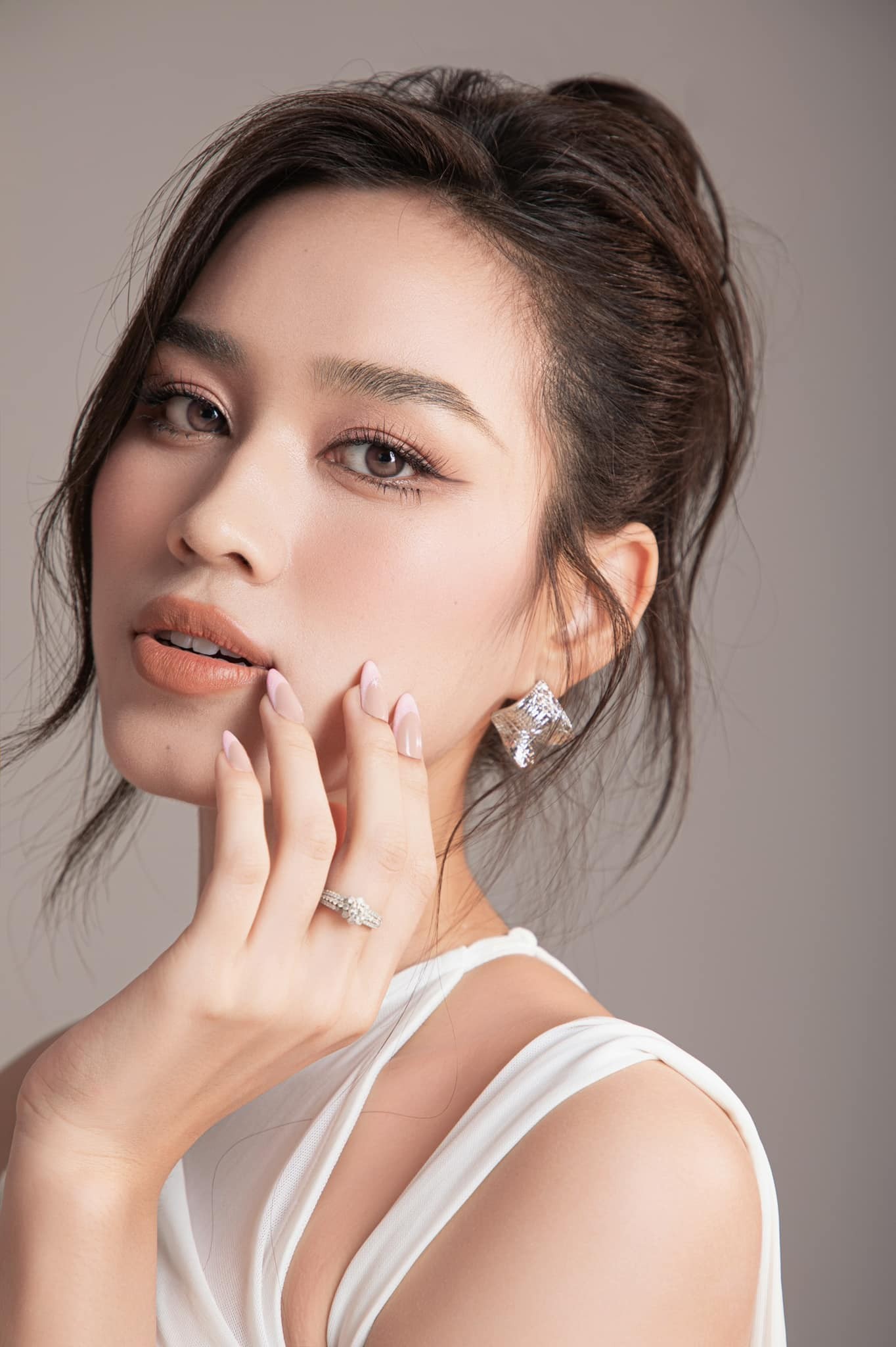 Video: Đỗ Thị Hà 'đu trend' biến hình mừng sinh nhật, diện mạo ngọt ngào khiến dân tình tan chảy - Ảnh 3