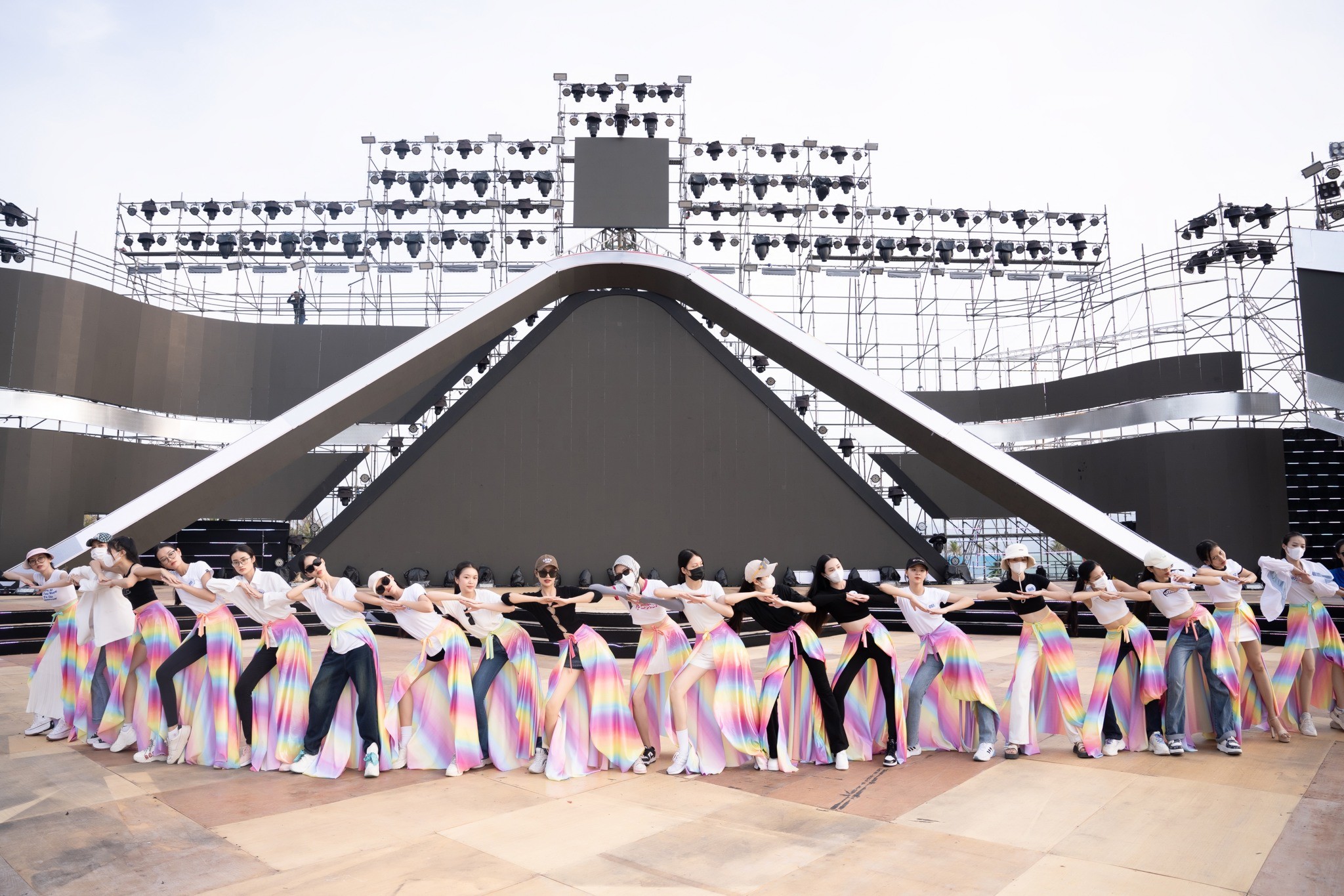 Thí sinh Miss World Vietnam 2023 ráo riết chuẩn bị cho đêm chung kết