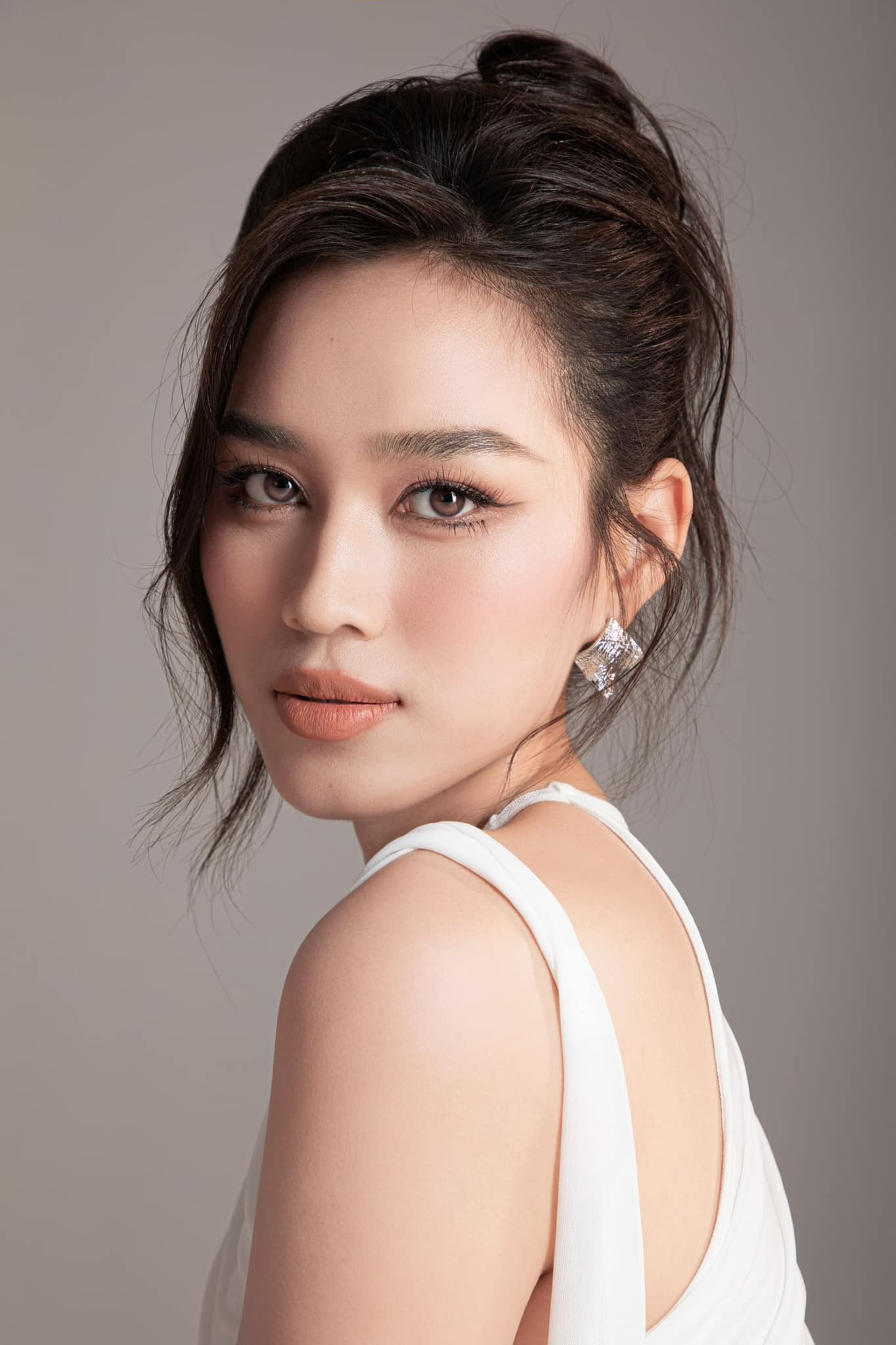 Video: Hậu trường Đỗ Thị Hà diện đồ xuyên thấu, sắc vóc ra sao qua CAM thường? - Ảnh 1