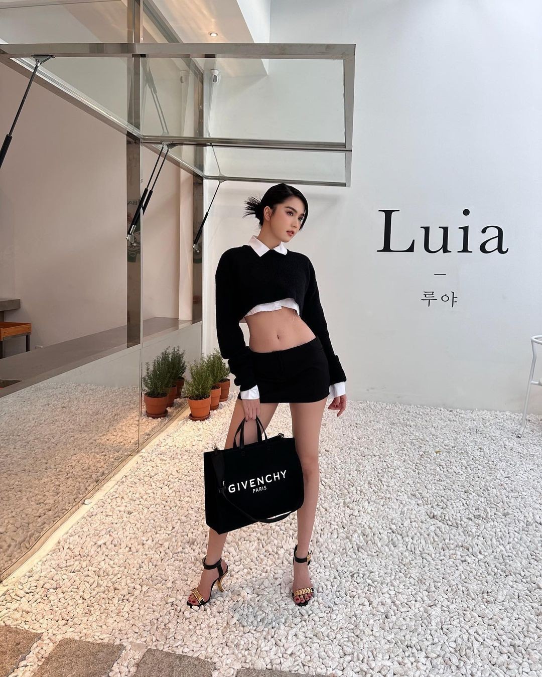 Ngọc Trinh diện váy 'không thể ngắn hơn', tạo dáng phô đường cong  - Ảnh 2