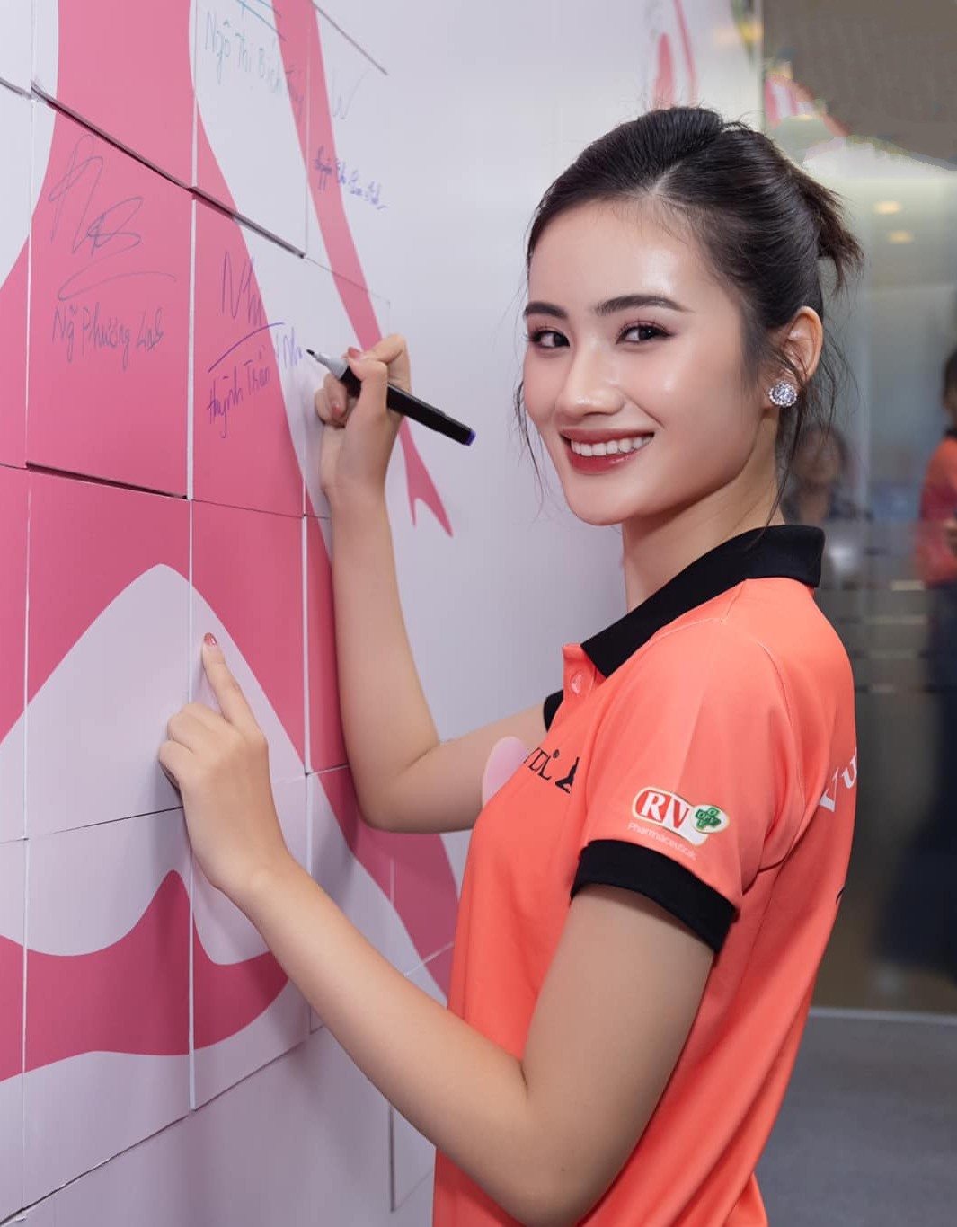 Nhan sắc đời thường của Ý Nhi