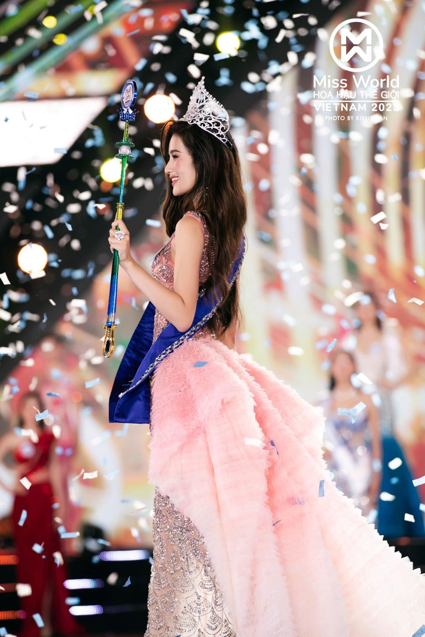Khoảnh khắc đăng quang của Ý Nhi tại Miss World Vietnam 2023 (Hoa hậu Thế giới Việt Nam 2023)