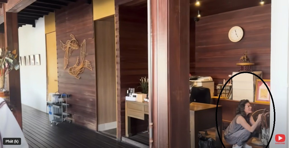 Bà Teresa -  phó Chủ tịch Miss Grand International xuất hiện trong vlog của Thùy Tiên, từ đó chứng minh mối quan hệ hiện tại của cả hai vẫn rất tốt đẹp