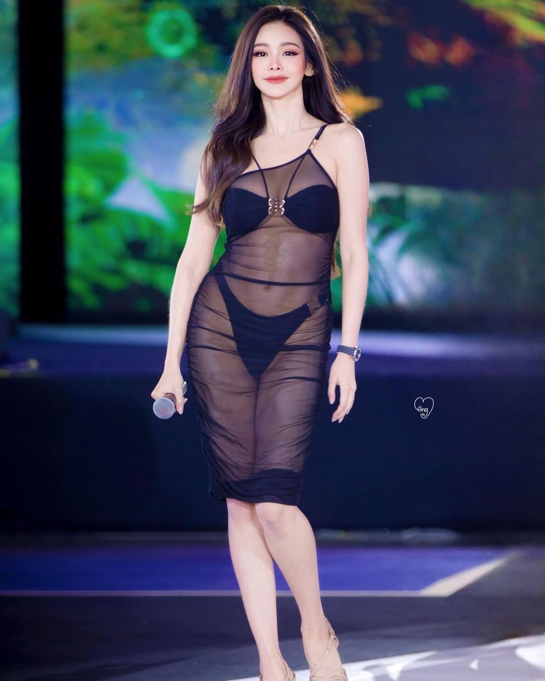 - Engfa Wahara diện đồ 'mặc như không' khi làm MC