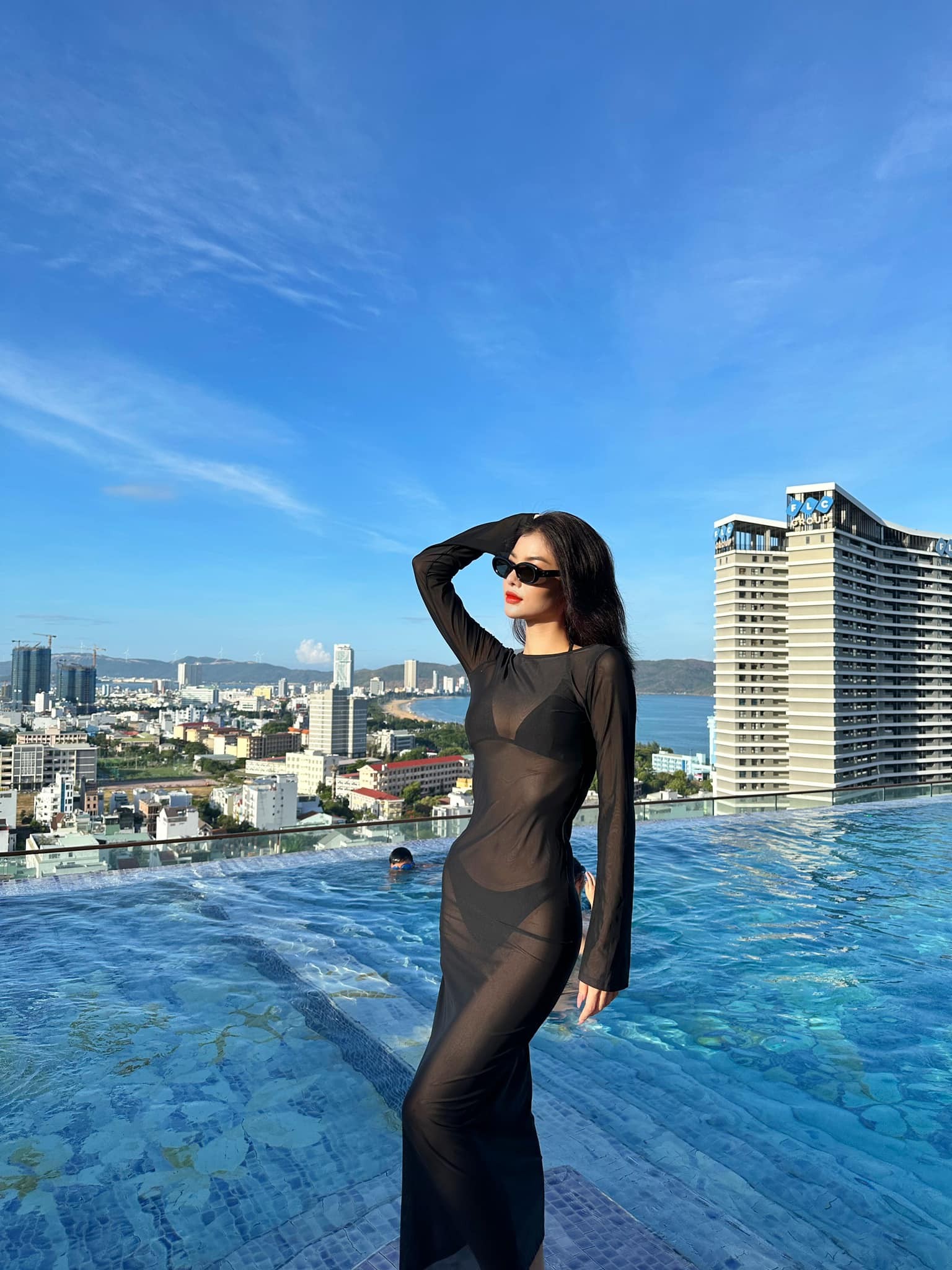 Á hậu Kiều Loan tung loạt ảnh thả dáng tại hồ bơi