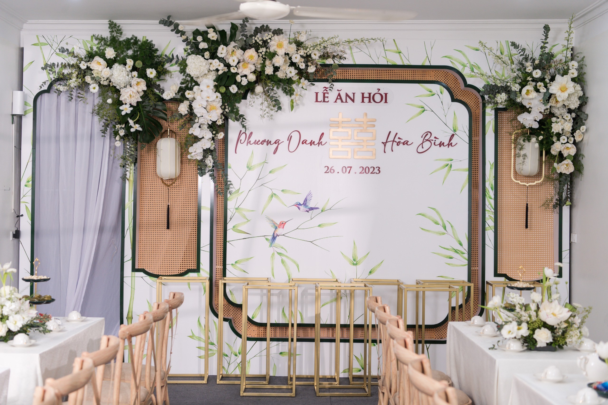 Toàn cảnh không gian lễ ăn hỏi của Shark Bình - Phương Oanh, tông màu chủ đạo trắng - xanh. Ảnh: Team Lê Chí Linh

 