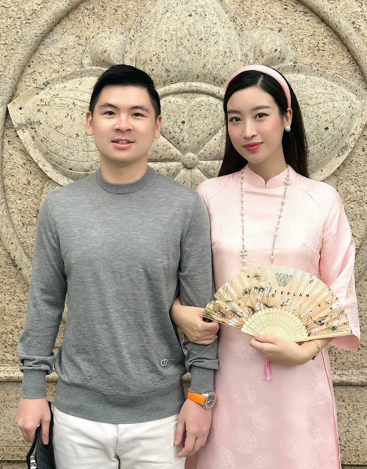 Đỗ Mỹ Linh liên tục vướng nghi vấn có tin vui do thay đổi ngoại hình lẫn lối ăn mặc, song cô không lên tiếng