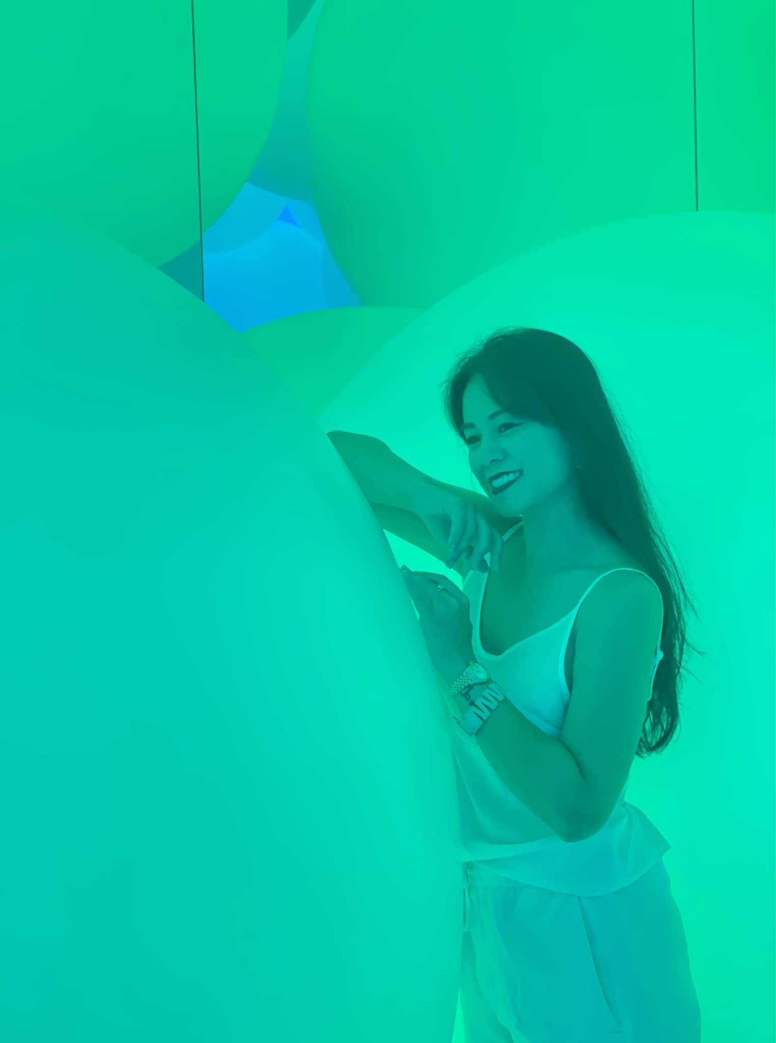 Lối trang điểm nhẹ nhàng cùng kiểu tóc đơn giản khoe gương mặt thanh tú