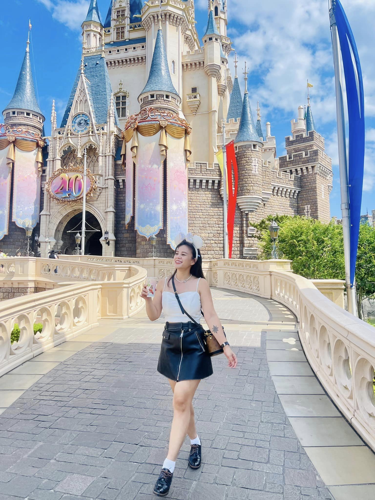 Bà Đào Lan Hương ghé thăm một khu vui chơi tại Nhật Bản với diện mạo trẻ trung, năng động