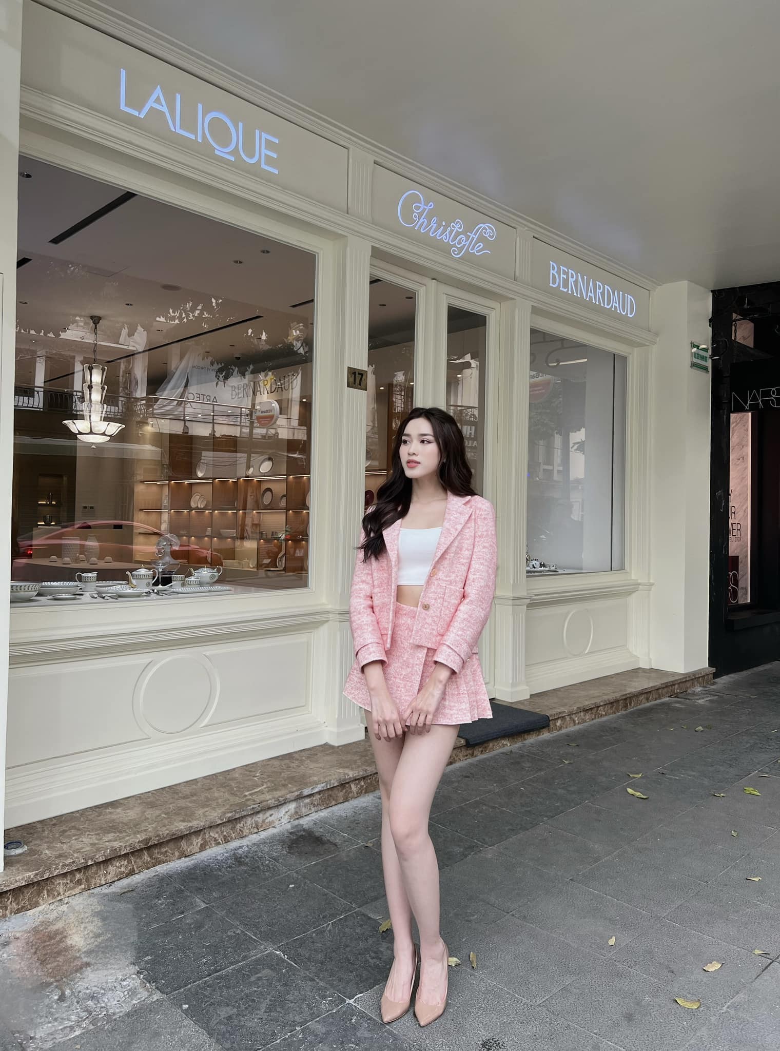 ... và dạo phố, Đỗ Thị Hà đều lựa chọn váy ngắn như một món đồ bất hủ