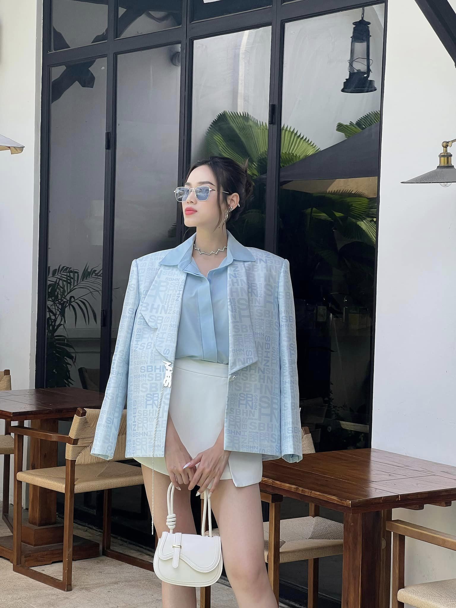 Chân váy siêu ngắn phô chân dài 'đắt giá' được cô kết hợp với nhiều items