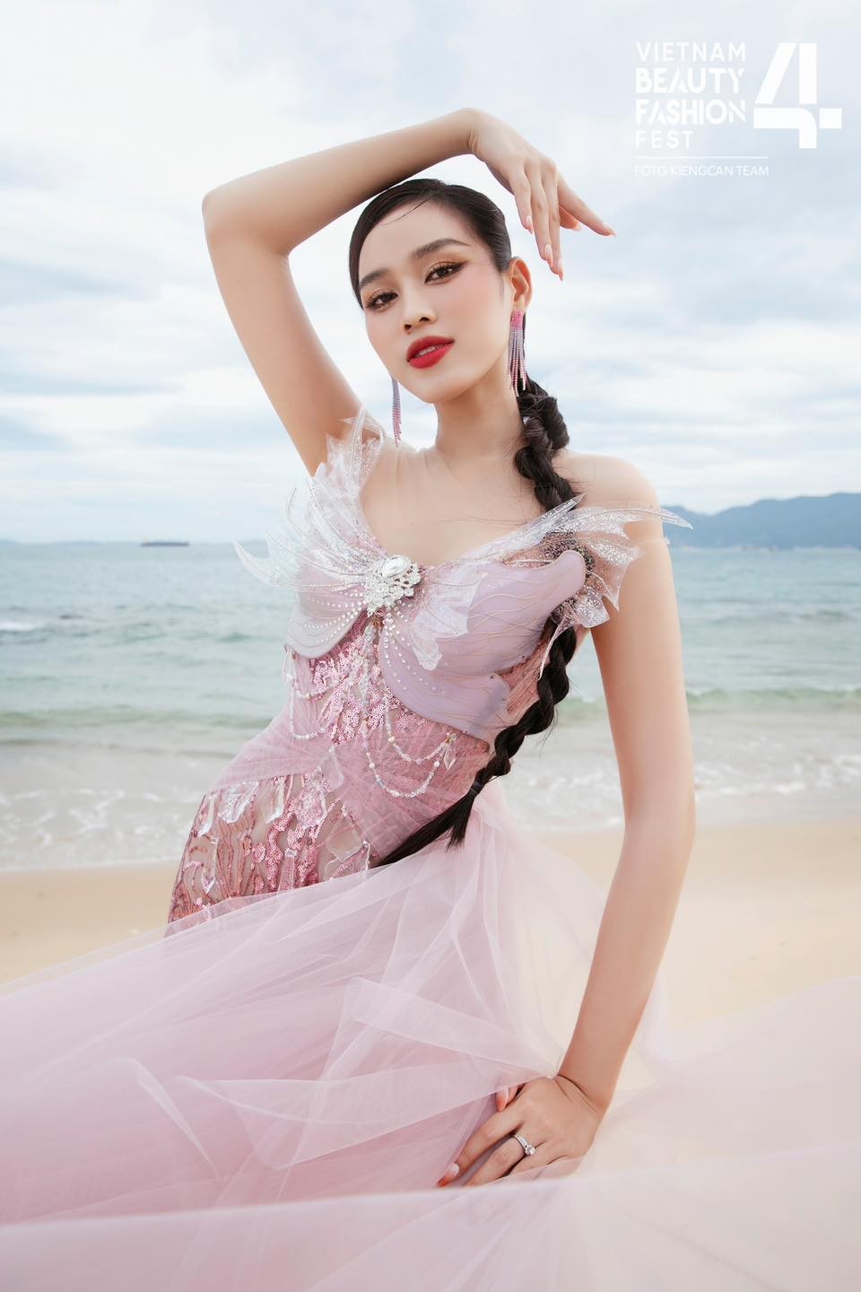 Mỗi khi xuất hiện, Đỗ Thị Hà đều cho thấy sự chỉn chu. Thần thái đến sắc vóc đều hút trọn ánh nhìn