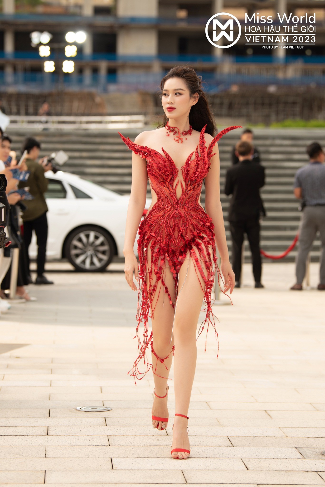 Đôi chân thẳng tắp, nuột nà khiến Đỗ Thị Hà dễ dàng trở thành tâm điểm