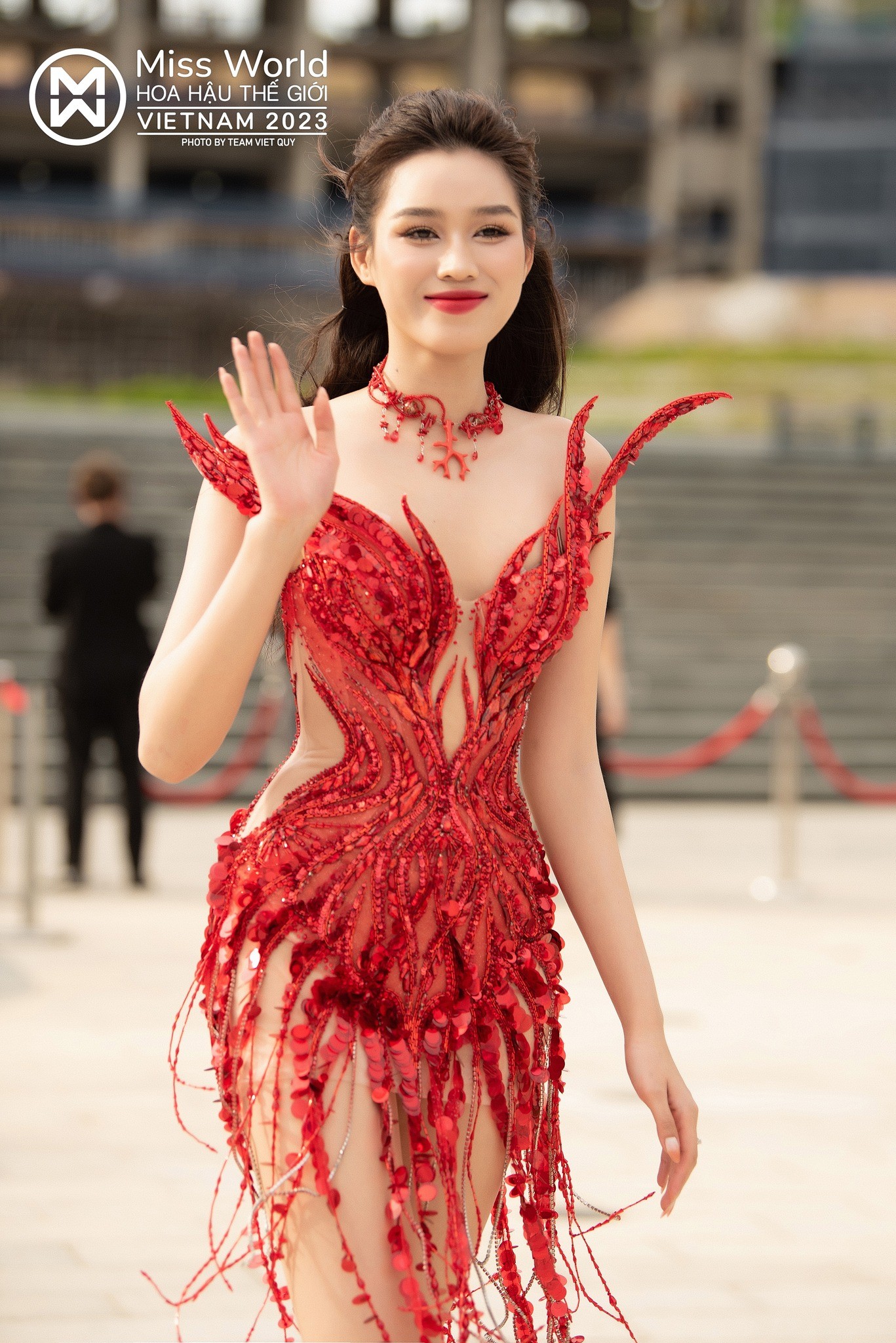 Đỗ Thị Hà liên tục 'đốt cháy' thảm đỏ bằng những bộ cánh kinh diễm