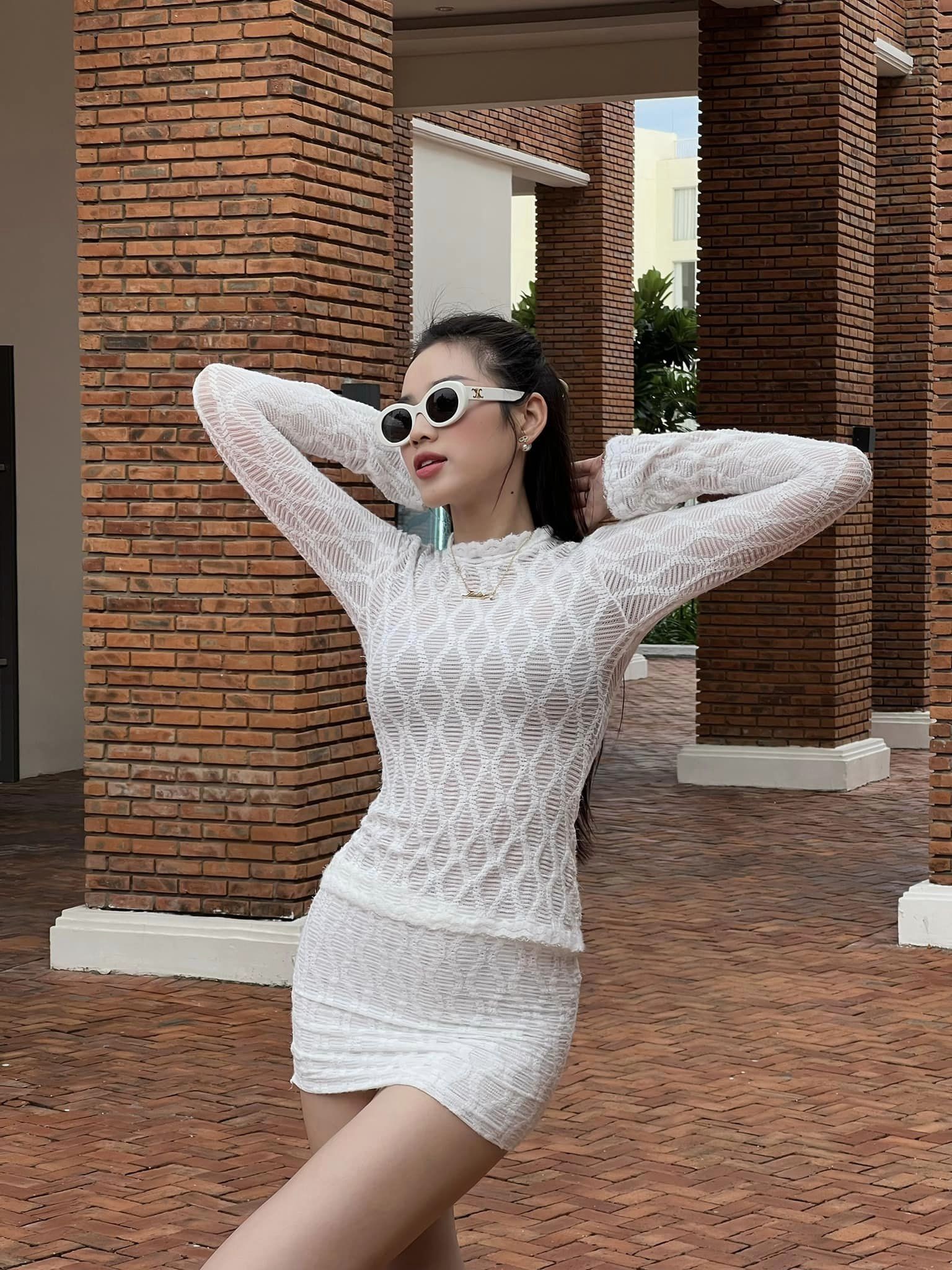 Đỗ Thị Hà chia sẻ loạt ảnh thả dáng tại Hội An với váy 'không thể ngắn hơn'