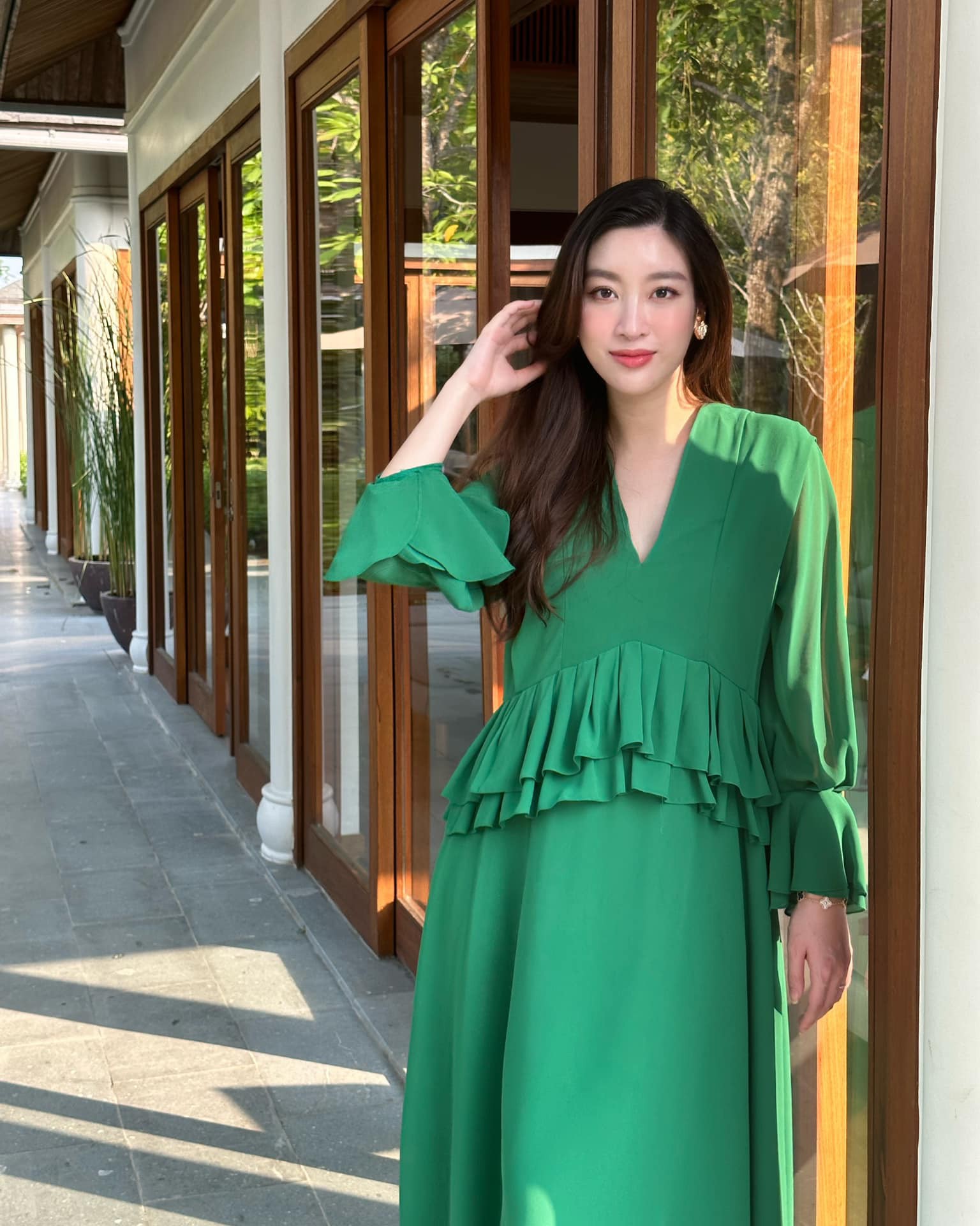 ỗ Mỹ Linh thả dáng trong một resort với bộ đầm dáng suông