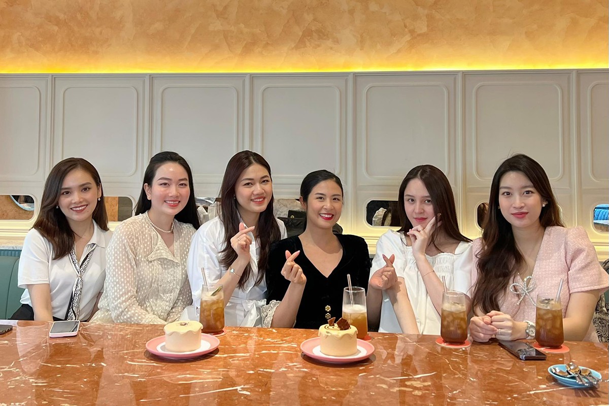 Gương mặt của Đỗ Mỹ Linh sưng bất thường khi tụ họp bạn bè