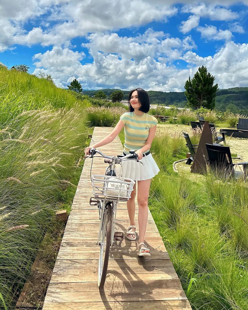 Với ưu điểm tôn dáng, váy siêu ngắn cũng được Ngọc Trinh tích cực lăng xê