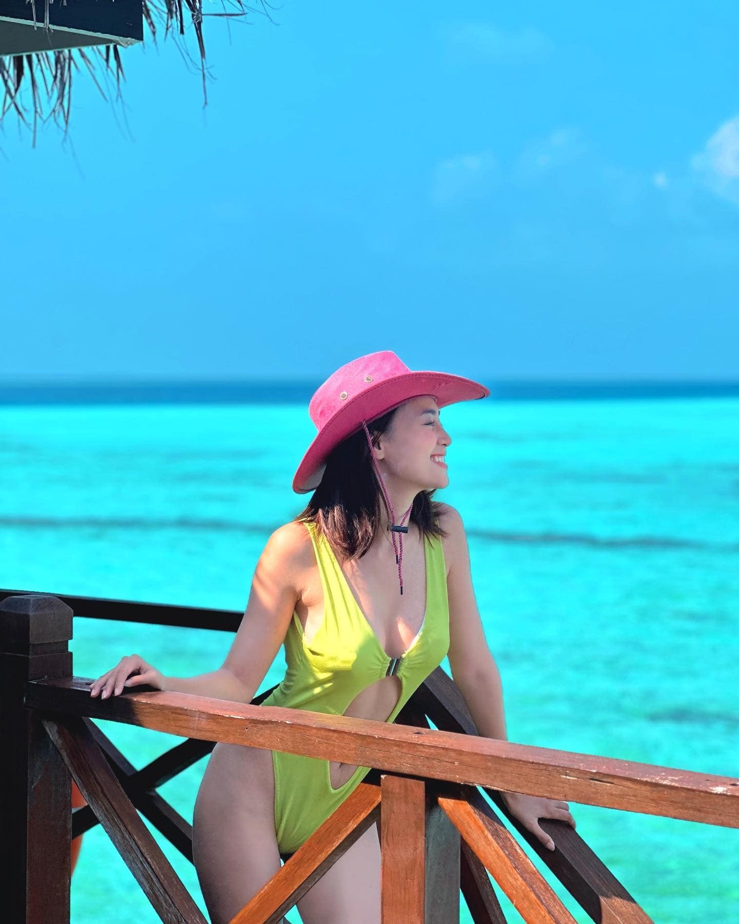 Cô tôn dáng đồng hồ cát, hông quả táo với monokini nhiều khoảng hở Cô tôn dáng đồng hồ cát, hông quả táo với monokini nhiều khoảng hở