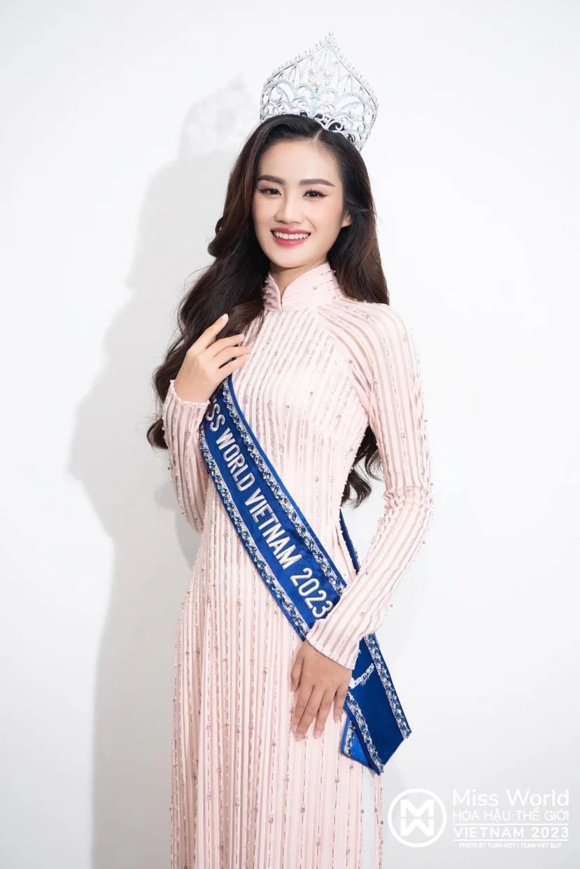 Ý Nhi vướng tranh cãi sau đăng quang Ý Nhi vướng tranh cãi sau đăng quang