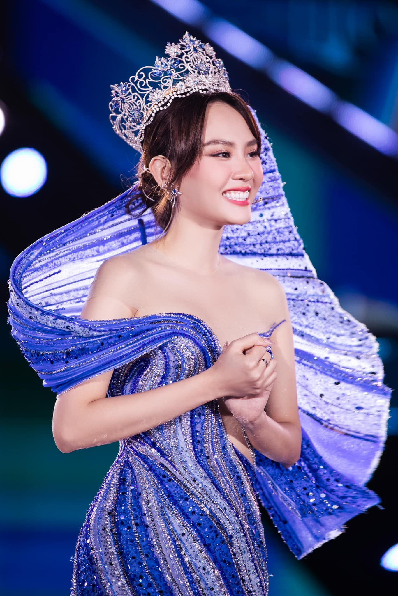 Miss World Vietnam 2022 - Huỳnh Nguyễn Mai Phương thời khắc chuyển giao vương miện