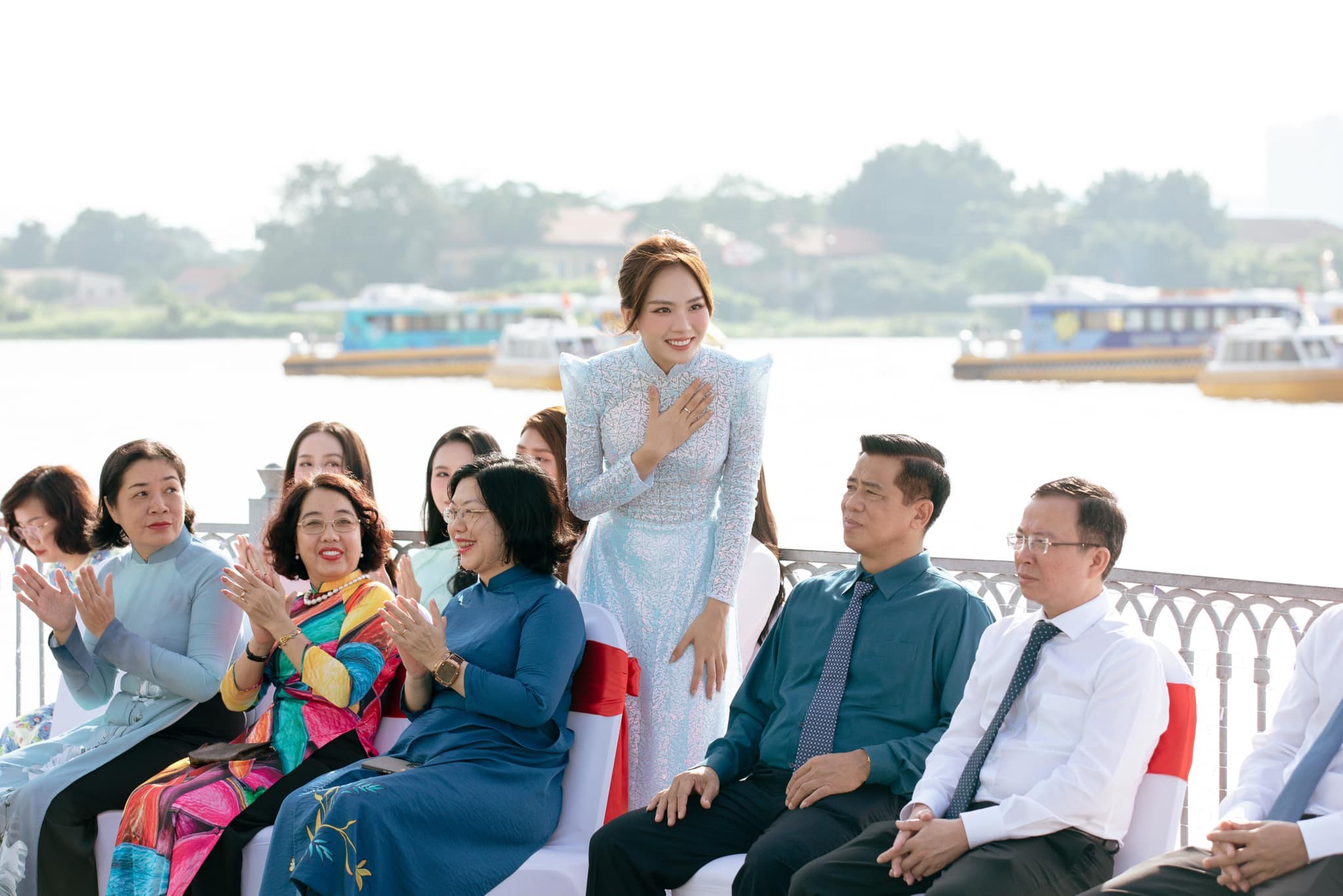 Mai Phương khoe vẻ quốc sắc thiên hương khi diện áo dài, dân tình yêu cầu 'ụp tiếp vương miện' - Ảnh 1