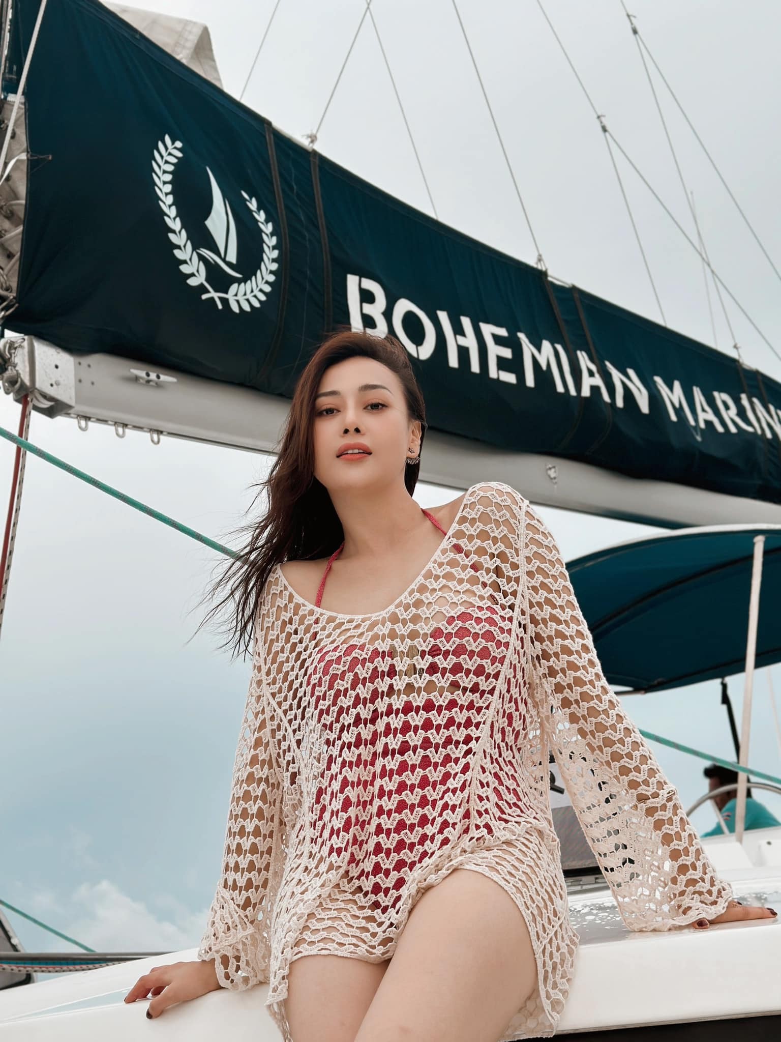 Phương Oanh chọn trang phục phóng khoáng gồm bikini với áo lưới 