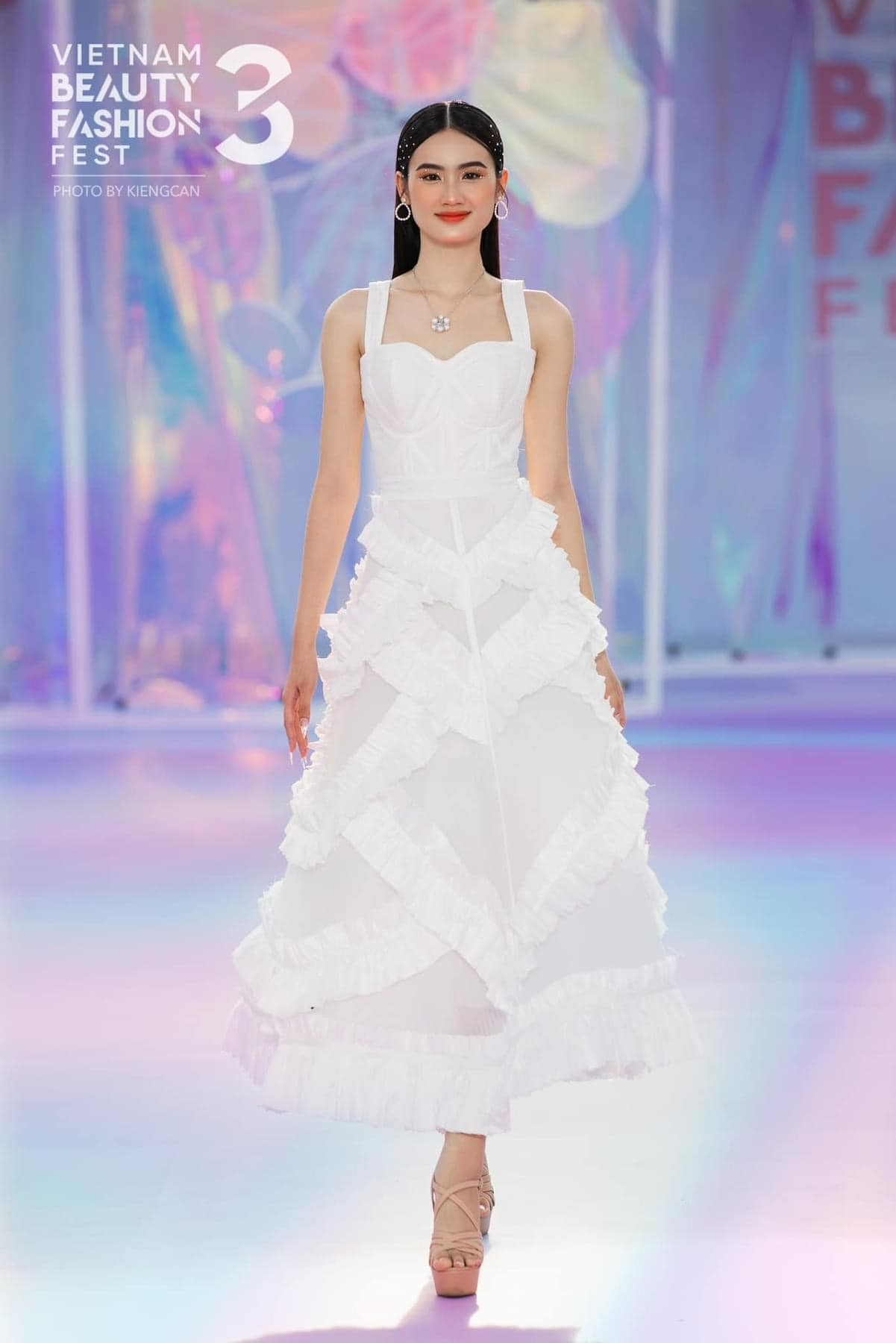 Ý Nhi im hơi lặng tiếng sau khi tranh cãi nổ ra