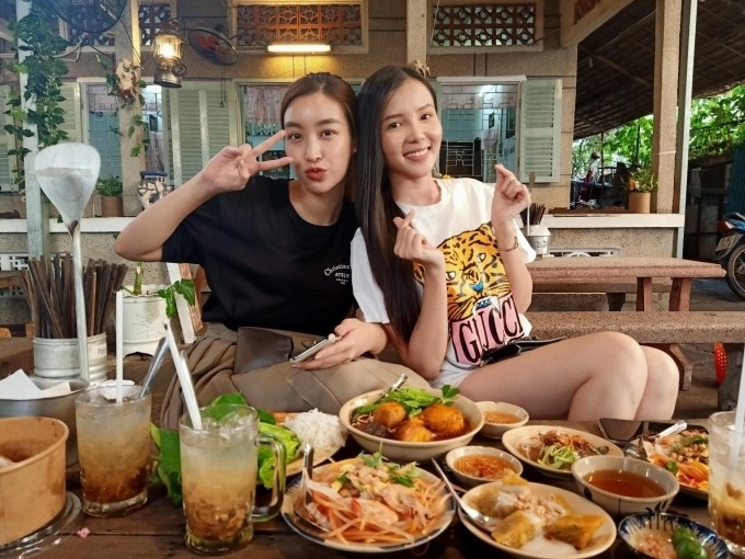 Hoa khôi Huỳnh Thuý Vi nhận xét ái nữ nhà Đỗ Mỹ Linh rất bụ bẫm, dễ thương và đáng yêu Hoa khôi Huỳnh Thuý Vi nhận xét ái nữ nhà Đỗ Mỹ Linh rất bụ bẫm, dễ thương và đáng yêu