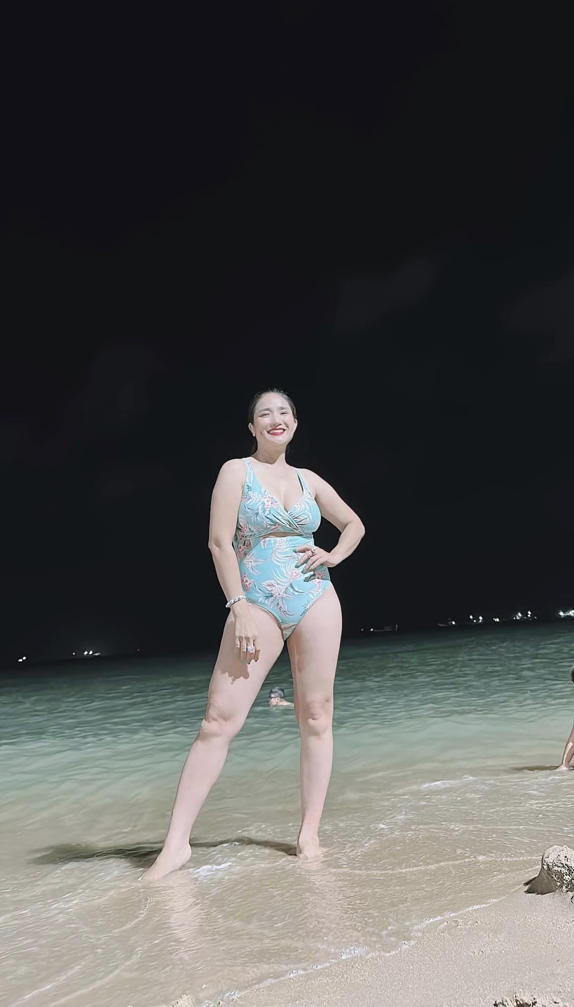 Gu mặc gợi cảm bất chấp tuổi U50 của Cát Tường - Ảnh 2