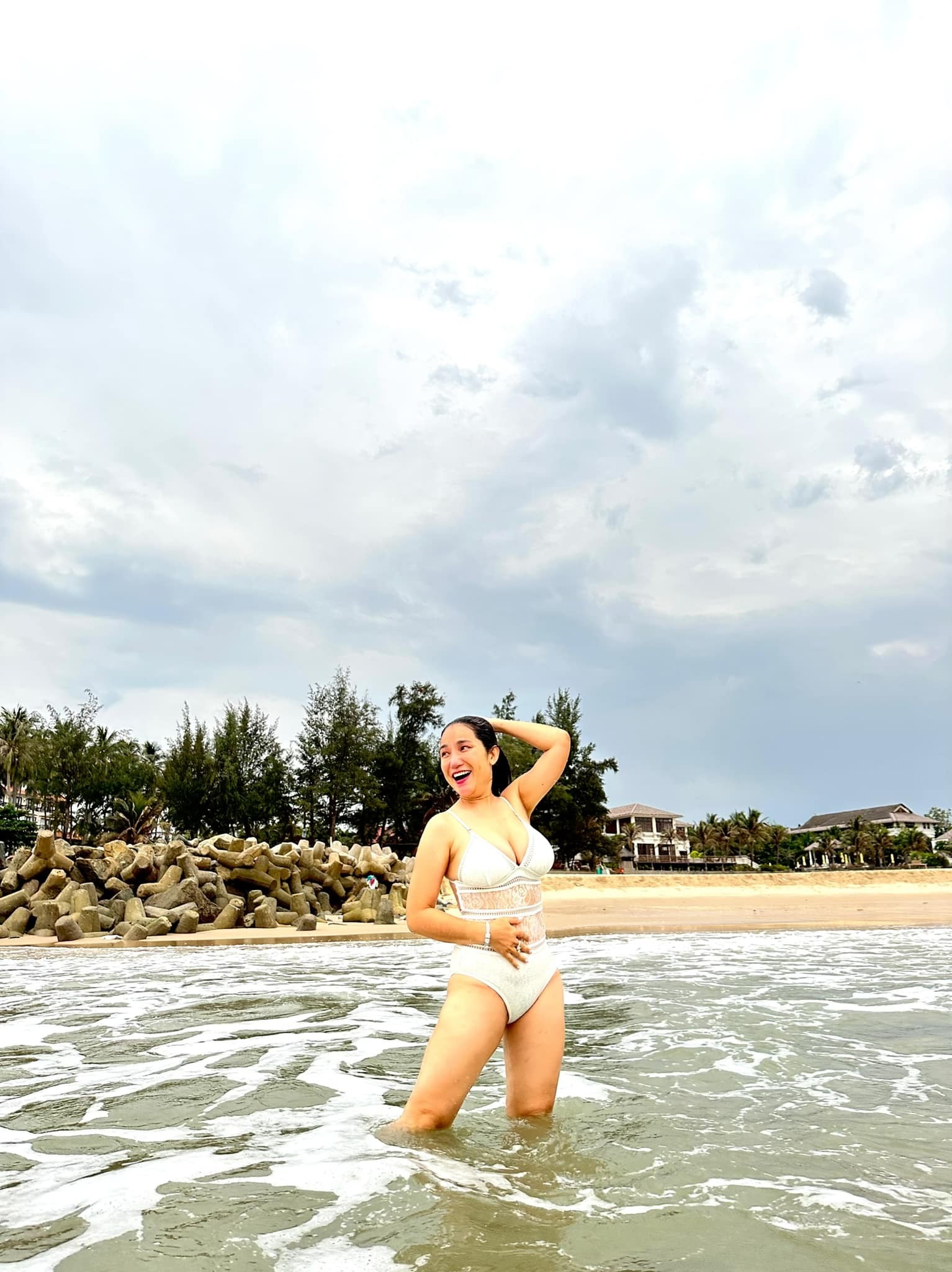 Gu mặc gợi cảm bất chấp tuổi U50 của Cát Tường - Ảnh 1