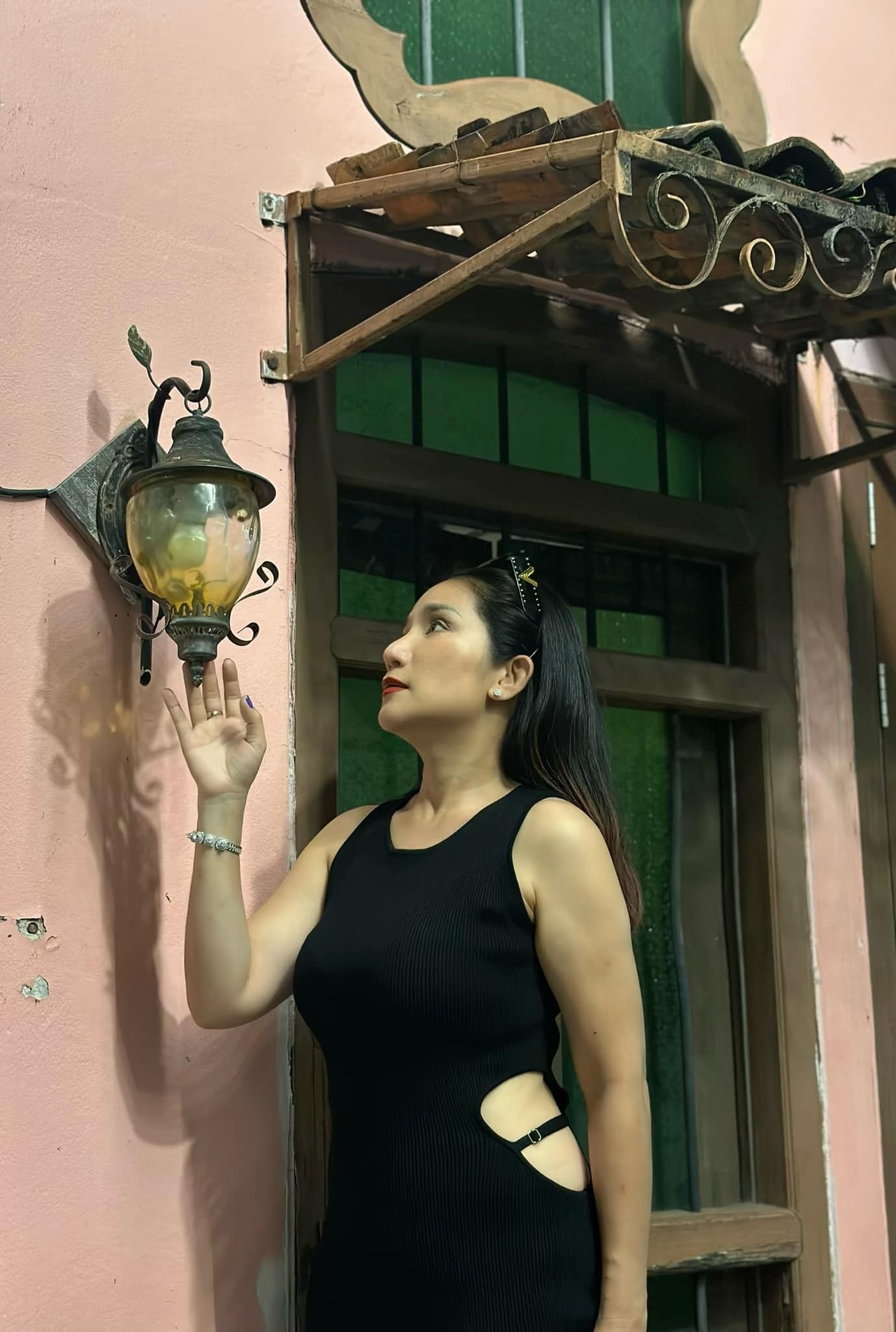 Bất chấp nhiều ý kiến trái chiều, Cát Tường vẫn ưa chuộng những kiểu dáng trang phục gợi cảm ngưỡng tứ tuần