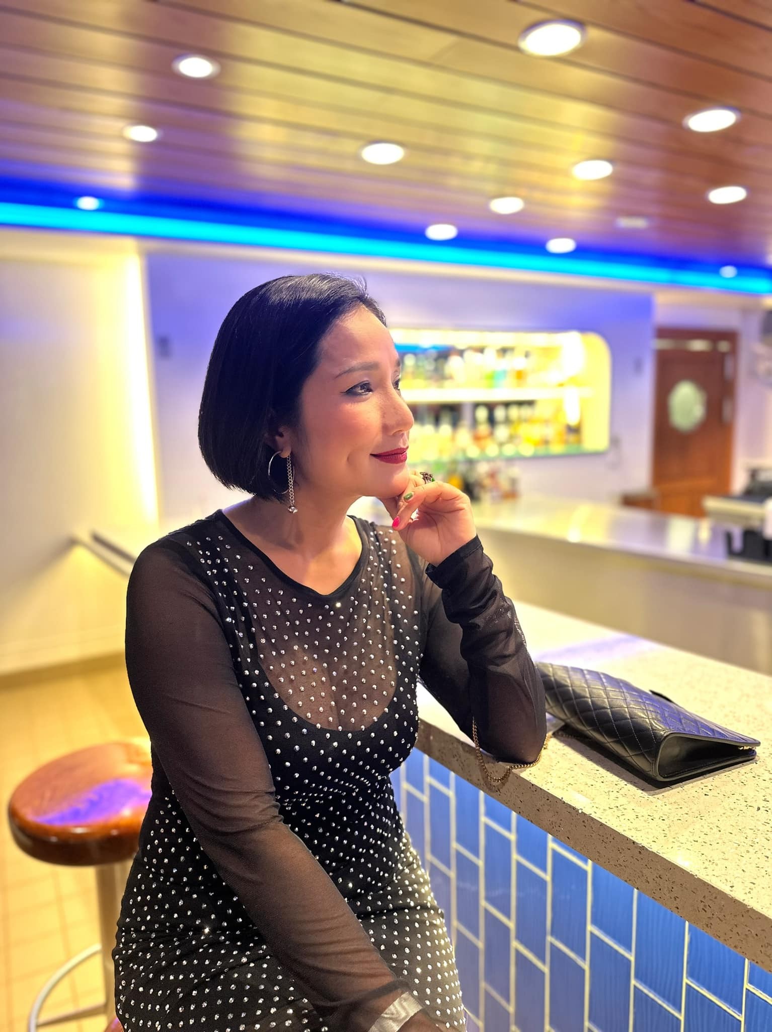 Cát Tường diện váy chấm bi với phần xuyên thấu chạy dọc phần cánh tay và ngực, vừa gợi cảm nhưng cũng đủ thanh lịch