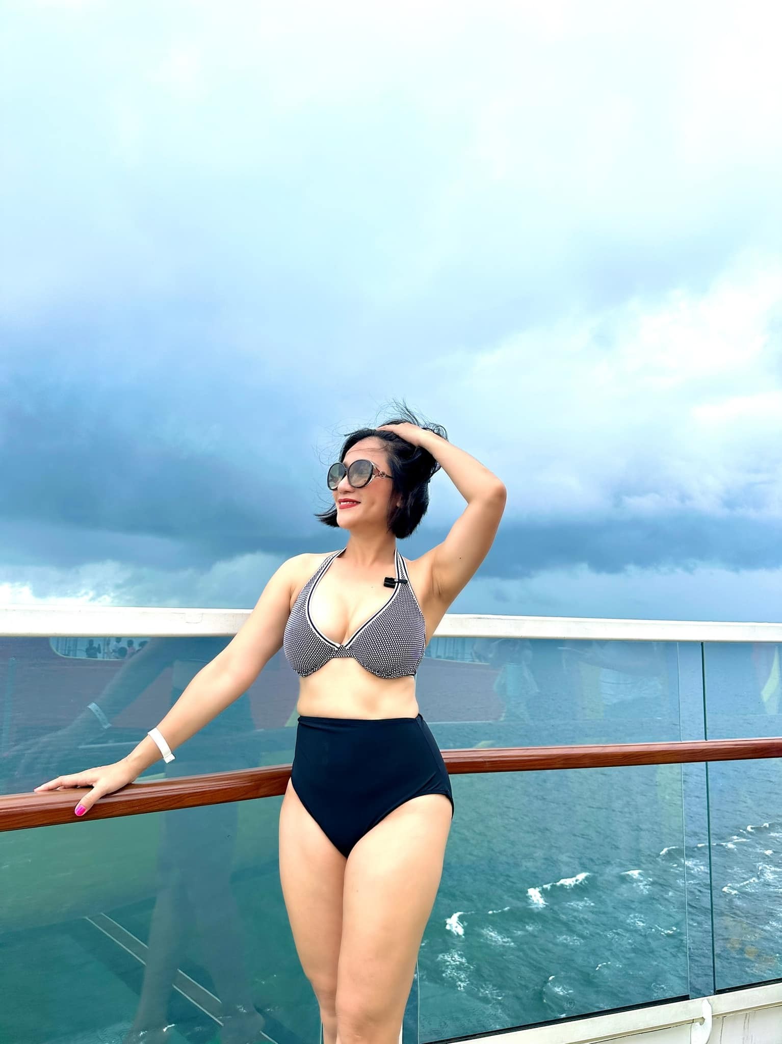 Bra-top kết hợp cùng quần khéo hông cao siêu bé